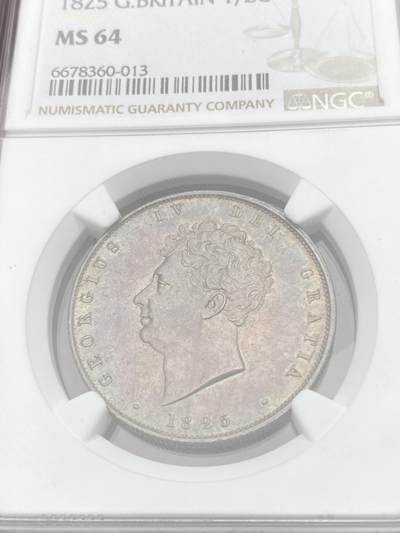 万国钱币拍卖第058期（万国新年大拍） NGC MS64 1825年英国乔治四世半克朗银币 与1826精制克朗相同的设计 依旧华丽的摄政风格 64级别已是相当难得的存在 丝绸般的底板在紫罗兰渐变五彩的加持下令人赏心悦目 不容错过的顶级收藏品质