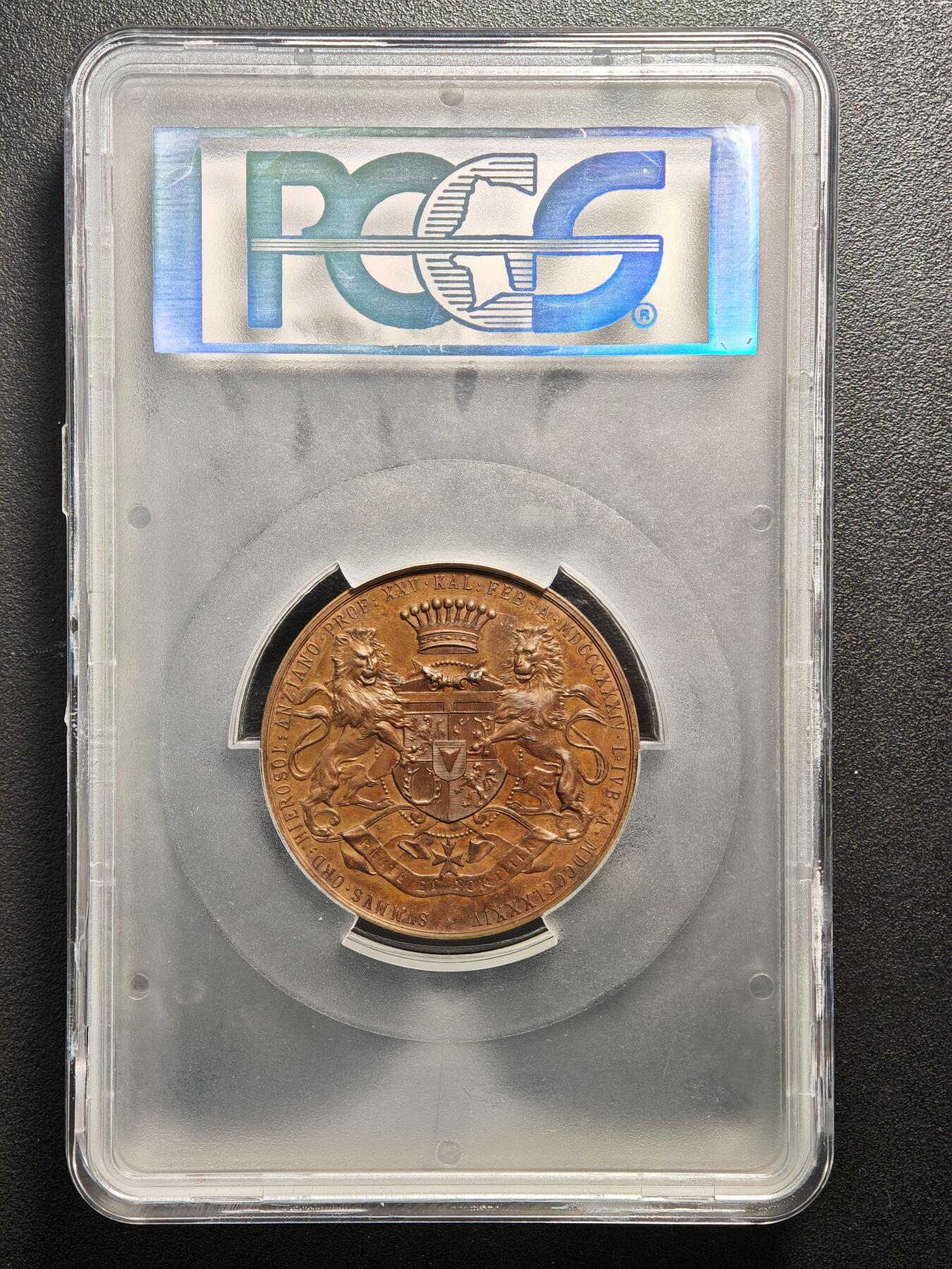 【德藏】世界币章拍卖第159期(元旦专场拍卖) 1884年 奥地利纪念马耳他骑士团骑士兼大团长大铜章，直径49毫米，重量59.83克，PCGS UNC 正面是阿道夫·波达茨基身穿骑士团制服、佩戴勋章的左侧面肖像，背面是双狮护卫着盾徽和皇冠的图案。双狮设计特别漂亮，是奥地利章牌大师安东·沙夫的作品，铜质精良，品相完好，早期PCGS低评，稀少品种