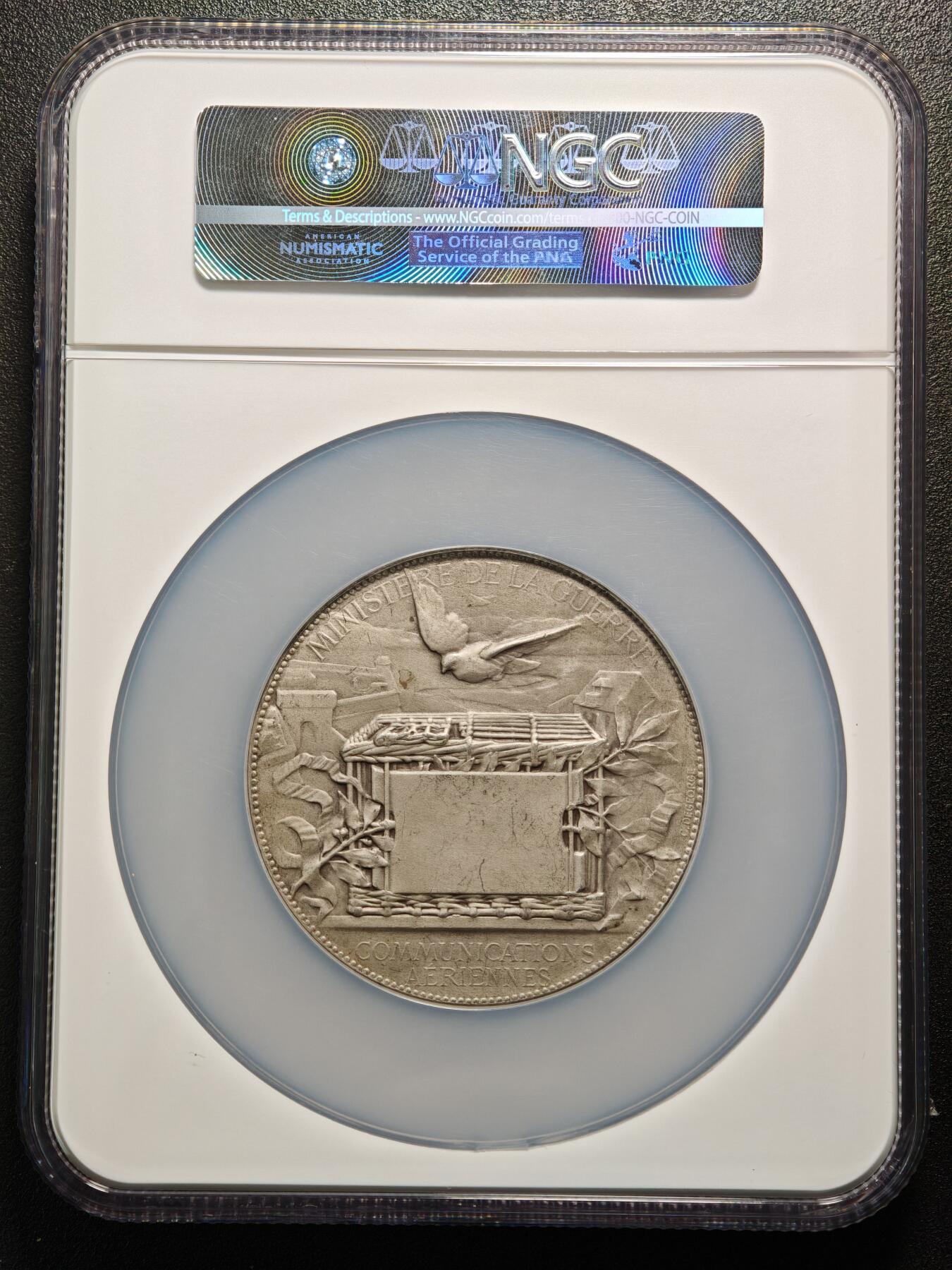 【德藏】世界币章拍卖第159期(元旦专场拍卖) 1871年 法国巴黎航空通讯纪念大银章，直径63毫米，NGC MS62 正面是巴黎女神坐在城墙的大炮旁正在放飞信鸽，背景有巴黎城市景观，空中还有热气球，象征着巴黎在围困期间利用信鸽和热气球传递信息。背面是飞翔的和平鸽以及花环、月桂叶环绕的鸽子笼，象征着巴黎城在普法战争期间被普鲁士围困。此银章发行量少，属稀有版别