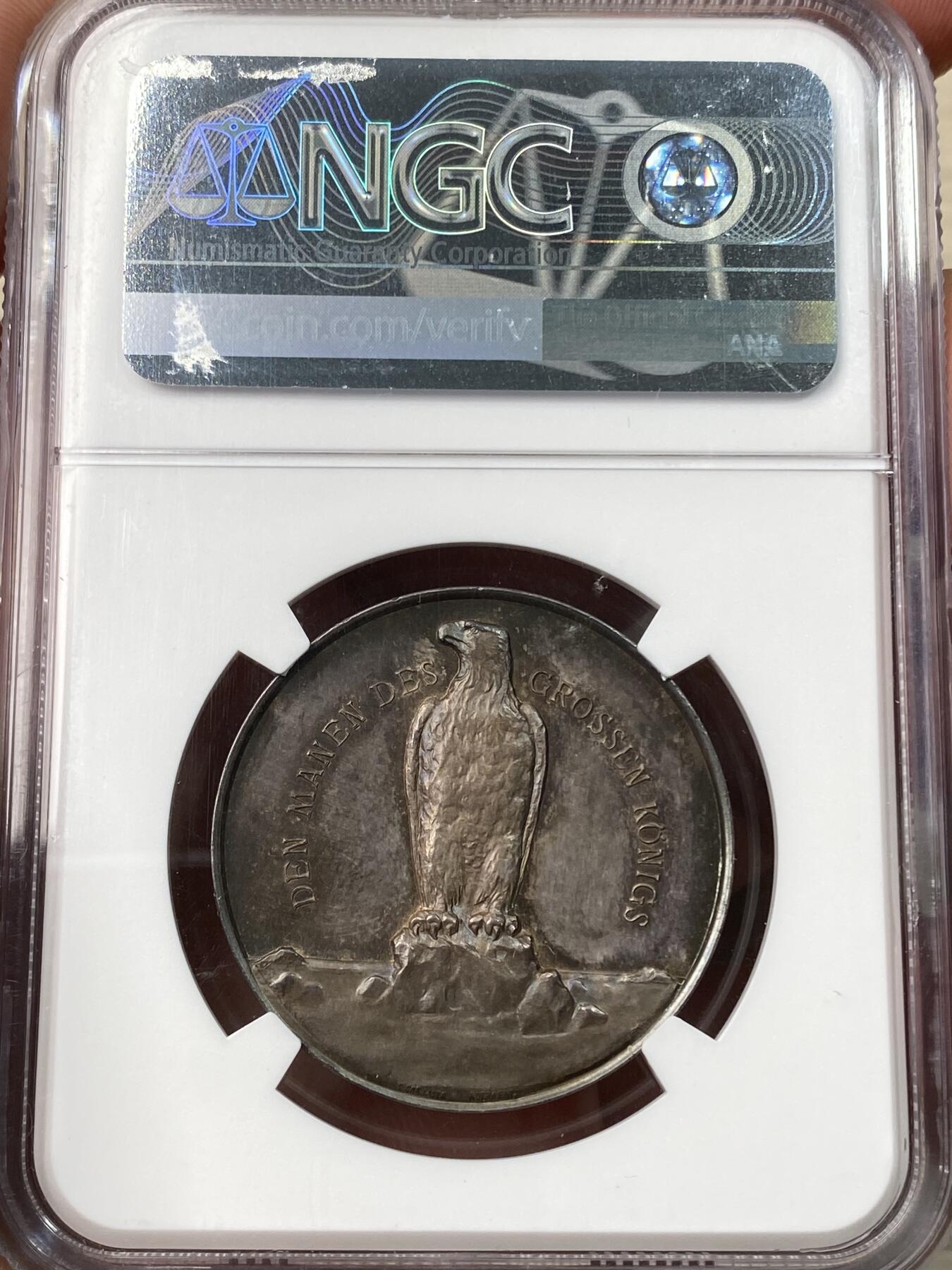 万国钱币拍卖第058期（万国新年大拍） NGC MS63 1912年德国腓特烈大帝诞辰200周年银章 少见品种德系巅峰工艺 紫罗兰渐变玫瑰红彩包浆 高浮雕镜面喷砂 990近纯银 正面腓特烈大帝戎装头戴三角帽佩戴普鲁士黑鹰勋章 背面德意志雄鹰站在海上的巨石上孤傲昂首 铭文伟大的国王之魂