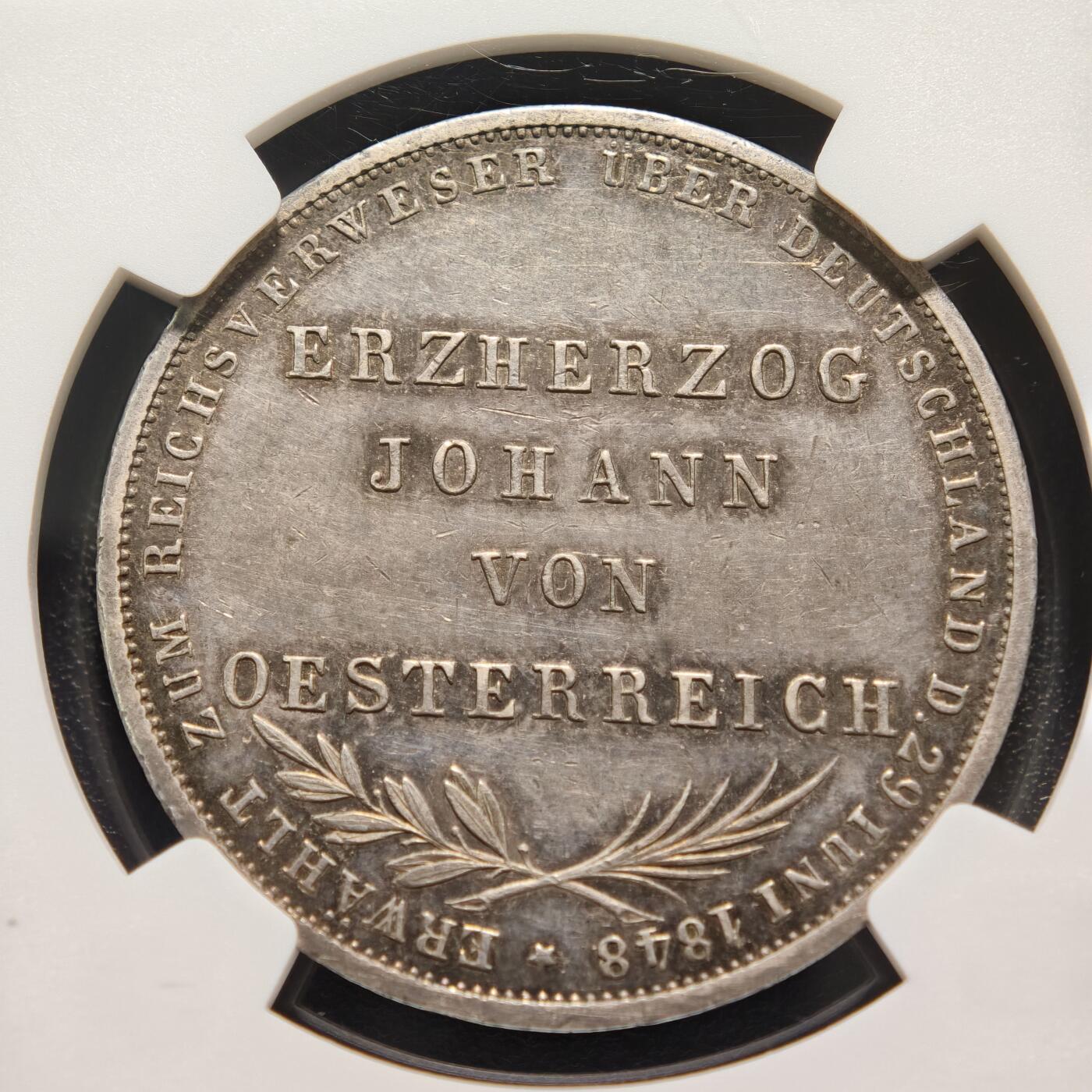 【德藏】世界币章拍卖第159期(元旦专场拍卖) 1848年 德国法兰克福国民议会约翰大公德意志帝国摄政纪念盾银币 NGC MS61 原味包浆 立体感极强 1848年欧洲革命浪潮中，德意志各邦在法兰克福召开国民议会（法兰克福制宪会议），试图推动德意志统一并建立立宪政体。1848年6月29日，议会选举奥地利的约翰大公为“德意志帝国摄政”，这枚银币正是为纪念此次选举及法兰克福制宪会议（1848年5月18日召开）所铸