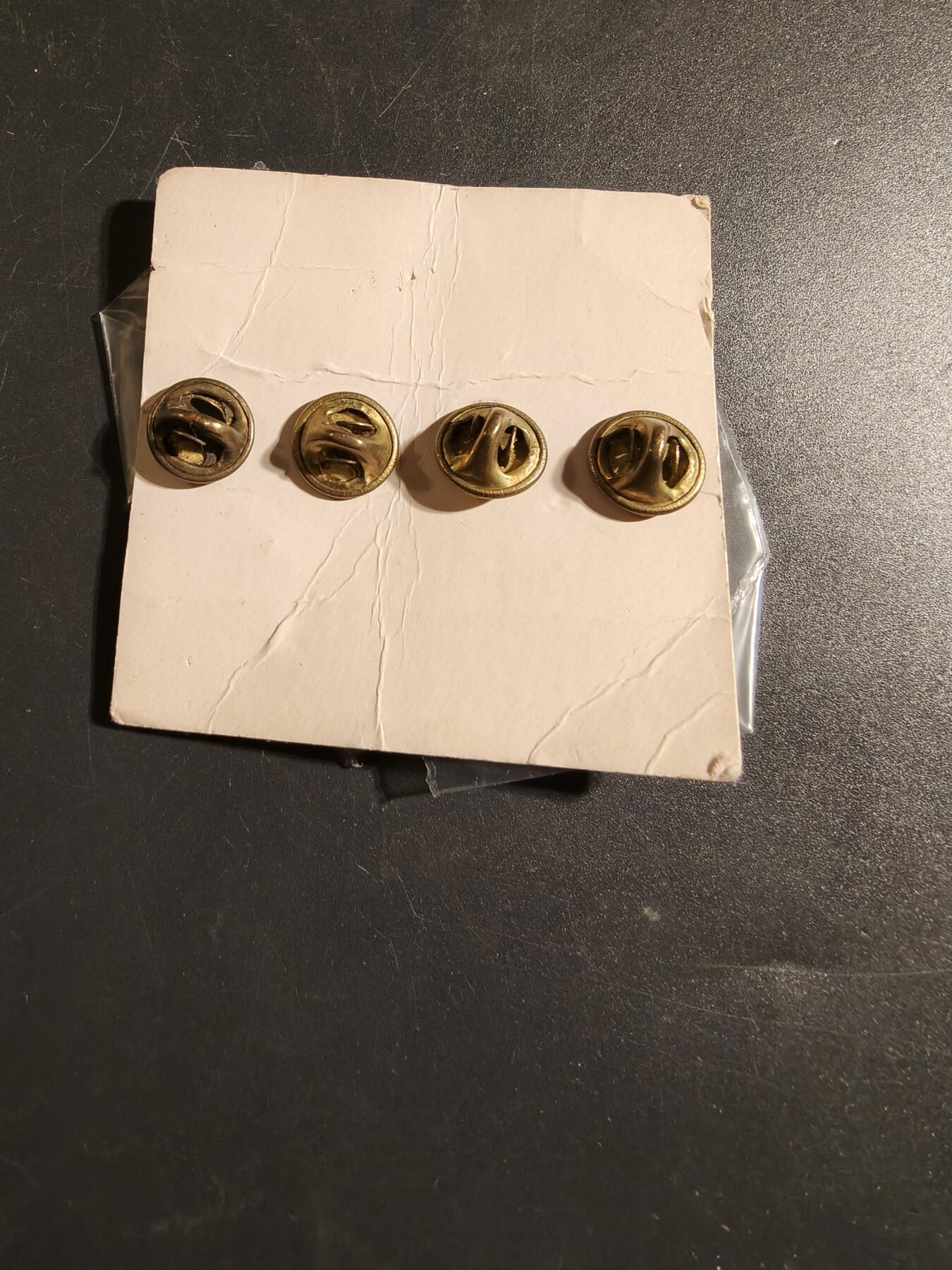 老王徽章第172期 美国下士V字金属军衔一组