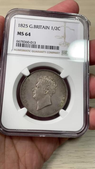 万国钱币拍卖第058期（万国新年大拍） NGC MS64 1825年英国乔治四世半克朗银币 与1826精制克朗相同的设计 依旧华丽的摄政风格 64级别已是相当难得的存在 丝绸般的底板在紫罗兰渐变五彩的加持下令人赏心悦目 不容错过的顶级收藏品质