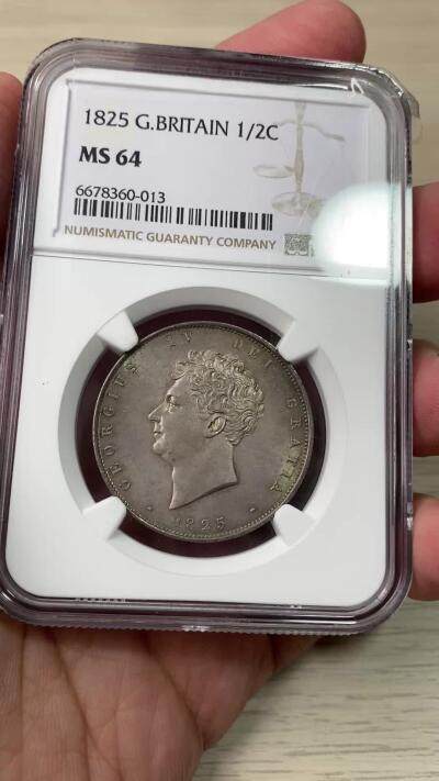 万国钱币拍卖第058期（万国新年大拍） NGC MS64 1825年英国乔治四世半克朗银币 与1826精制克朗相同的设计 依旧华丽的摄政风格 64级别已是相当难得的存在 丝绸般的底板在紫罗兰渐变五彩的加持下令人赏心悦目 不容错过的顶级收藏品质