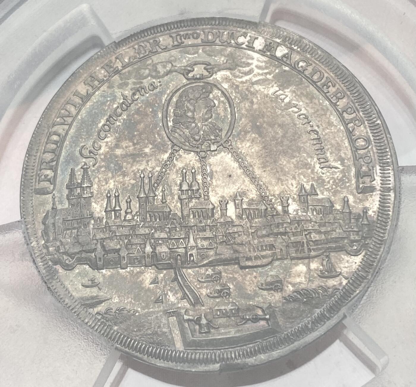 万国钱币拍卖第058期（万国新年大拍） PCGS MS62+ 1681年德国勃兰登堡选公国普鲁士公爵弗里德里希·威廉大选王向马格德堡致敬纪念章型泰勒 帝国鹰手持权杖和聚宝盆献给马格德堡城市女神 马格德堡城市景观无比精细 全深打双面五彩 超罕见帝国早期景观品种典藏品质 PC唯一冠军分