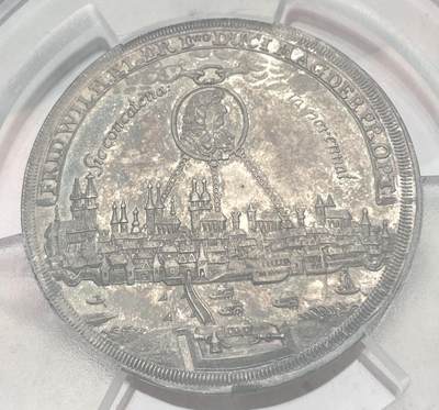 万国钱币拍卖第058期（万国新年大拍） PCGS MS62+ 1681年德国勃兰登堡选公国普鲁士公爵弗里德里希·威廉大选王向马格德堡致敬纪念章型泰勒 帝国鹰手持权杖和聚宝盆献给马格德堡城市女神 马格德堡城市景观无比精细 全深打双面五彩 超罕见帝国早期景观品种典藏品质 PC唯一冠军分
