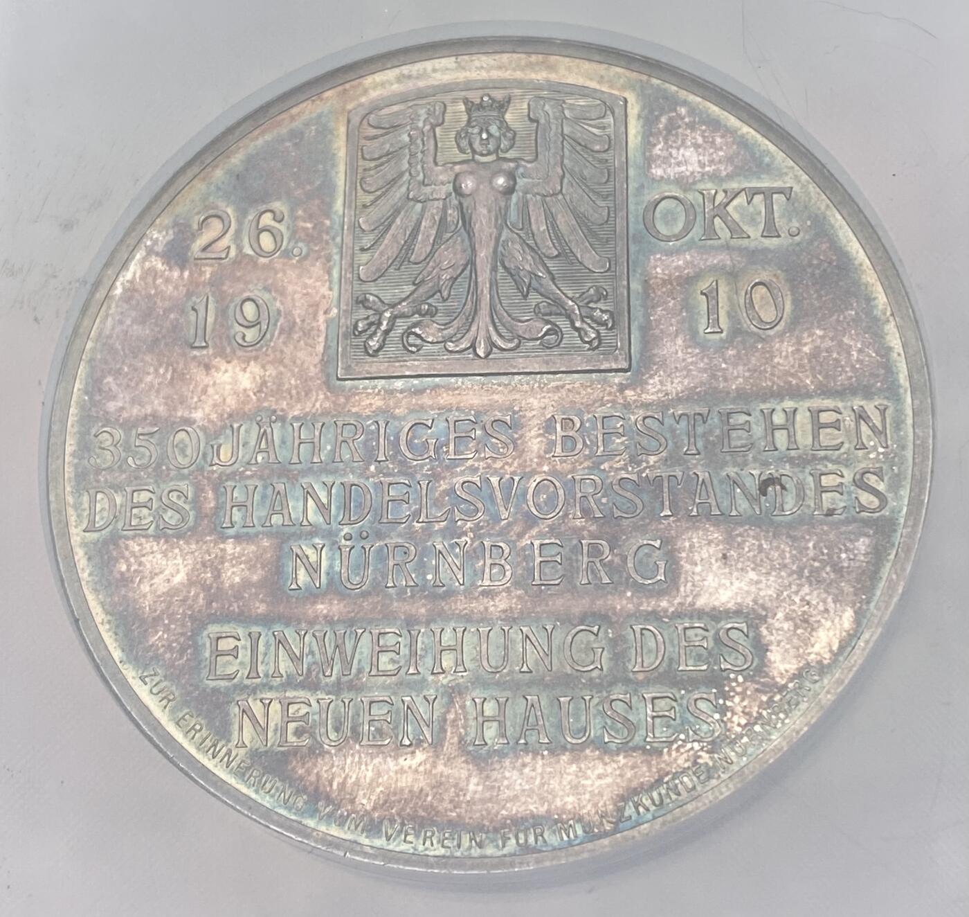 万国钱币拍卖第058期（万国新年大拍） NGC MS66 1910年德国纽伦堡商业委员会成立350周年纪念大银章 精工委员会景观浮雕3D质感 纽伦堡城市盾徽非常精细 极美紫罗兰彩包浆 顶级GEM品质 50.3MM 32.05G