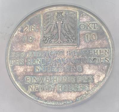 万国钱币拍卖第058期（万国新年大拍） NGC MS66 1910年德国纽伦堡商业委员会成立350周年纪念大银章 精工委员会景观浮雕3D质感 纽伦堡城市盾徽非常精细 极美紫罗兰彩包浆 顶级GEM品质 50.3MM 32.05G