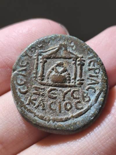 星盘世界钱币2026一月十日新年古典精品大拍 精彩纷呈 - 精品！罗马帝国-图拉真大帝 圣石神庙铜币12.51g 东部地区城市造币 圣石崇拜是中近东地区广泛崇拜 通常是个巨大陨石，时至今日在麦加仍然有圣石存在