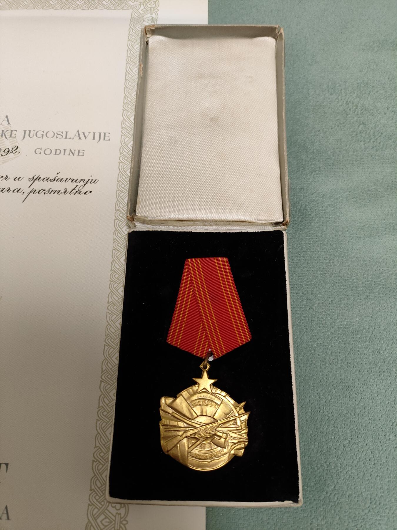 时顺第二十八拍 南斯拉夫内战版勇敢勋章，无号带盒带大证，非常稀少的内战实发版，比二战版稀少的多。授予少校德拉戈伊洛·Р·伊利奇，为表彰其在拯救人命与物资财产过程中展现的非凡勇气与自我牺牲精神