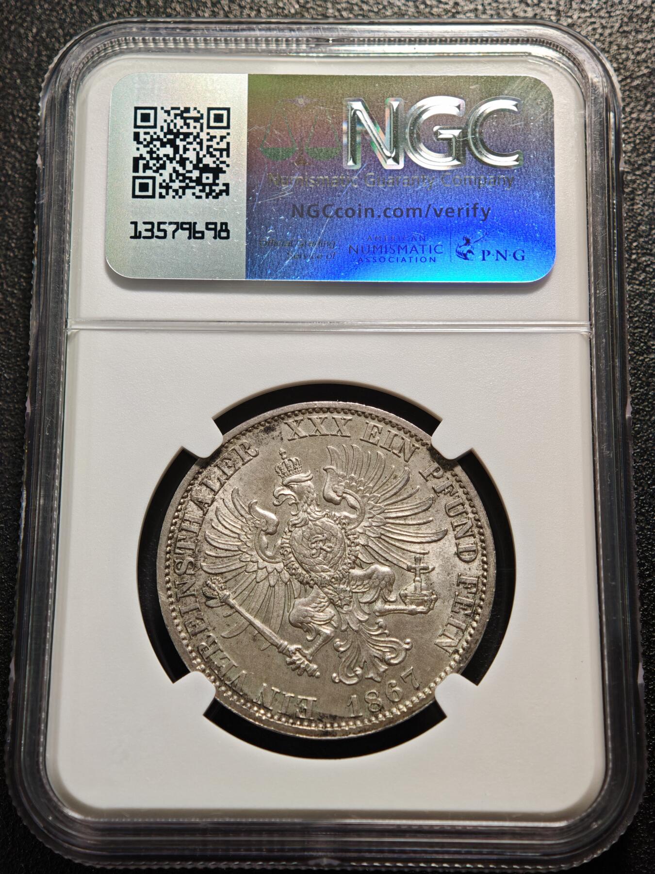 【德藏】世界币章拍卖第159期(元旦专场拍卖) 1867年 德国普鲁士威廉一世泰勒银币 NGC MS63 原味淡包浆不失原光 这枚属于德意志关税同盟泰勒体系，1857年德意志关税同盟确定该银币为统一流通货币，含银量为16.66克（900银），“XXX EIN PFUND FEIN”表示30枚该银币含1磅纯银“VEREINSTHALER”即“联合泰勒”1867年正值北德意志邦联成立这枚是普鲁士主导德意志统一进程中的流通货币,兼具经济与历史象征意义