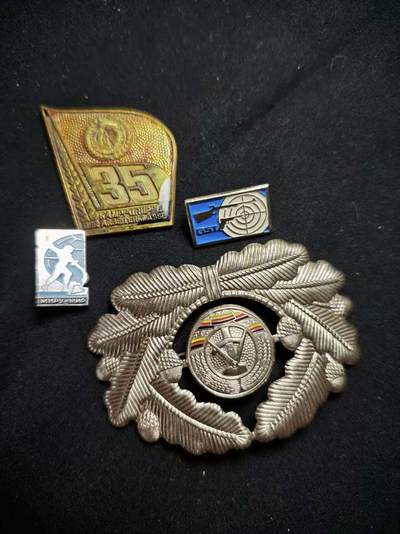 罗岚⭐爱藏⭐甄选专拍第三场-分享拍场赚佣（实体店在建中···） - 民主德国勋赏一组（军官帽徽 工战队35周年）