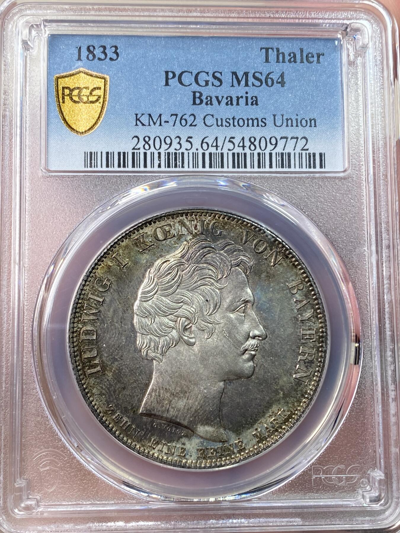万国钱币拍卖第058期（万国新年大拍） PCGS MS64 1833巴伐利亚路德维希一世关税同盟历史大泰勒 在历史泰勒四枚关税同盟系列中好品最为罕见的品种 人格化的巴伐利亚女神着一席长袍 左手举丰饶角 右手持墨丘利权杖 寓意新的关税同盟带来贸易与财富 双面厚重油画五彩 顶级典藏品质