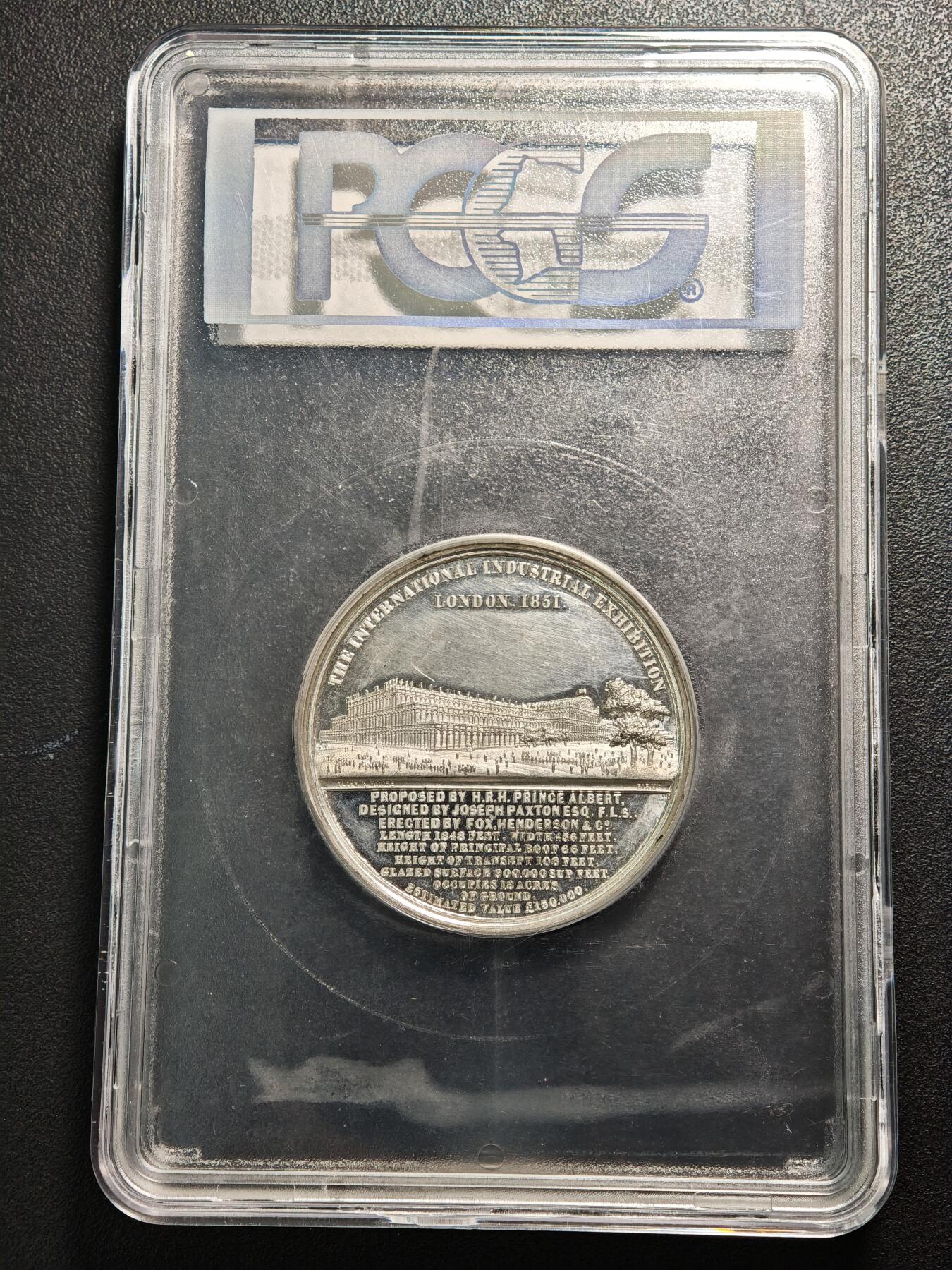 【德藏】世界币章拍卖第159期(元旦专场拍卖) 1851年 英国伦敦世博会纪念合金章 直径50毫米，发行量260枚，PCGS SP61 正面是阿尔伯特亲王的右侧面头像，背面是伦敦世博会会场建筑和详细说明文字。雕刻精美，品相完好，镜面效果，稀少品种