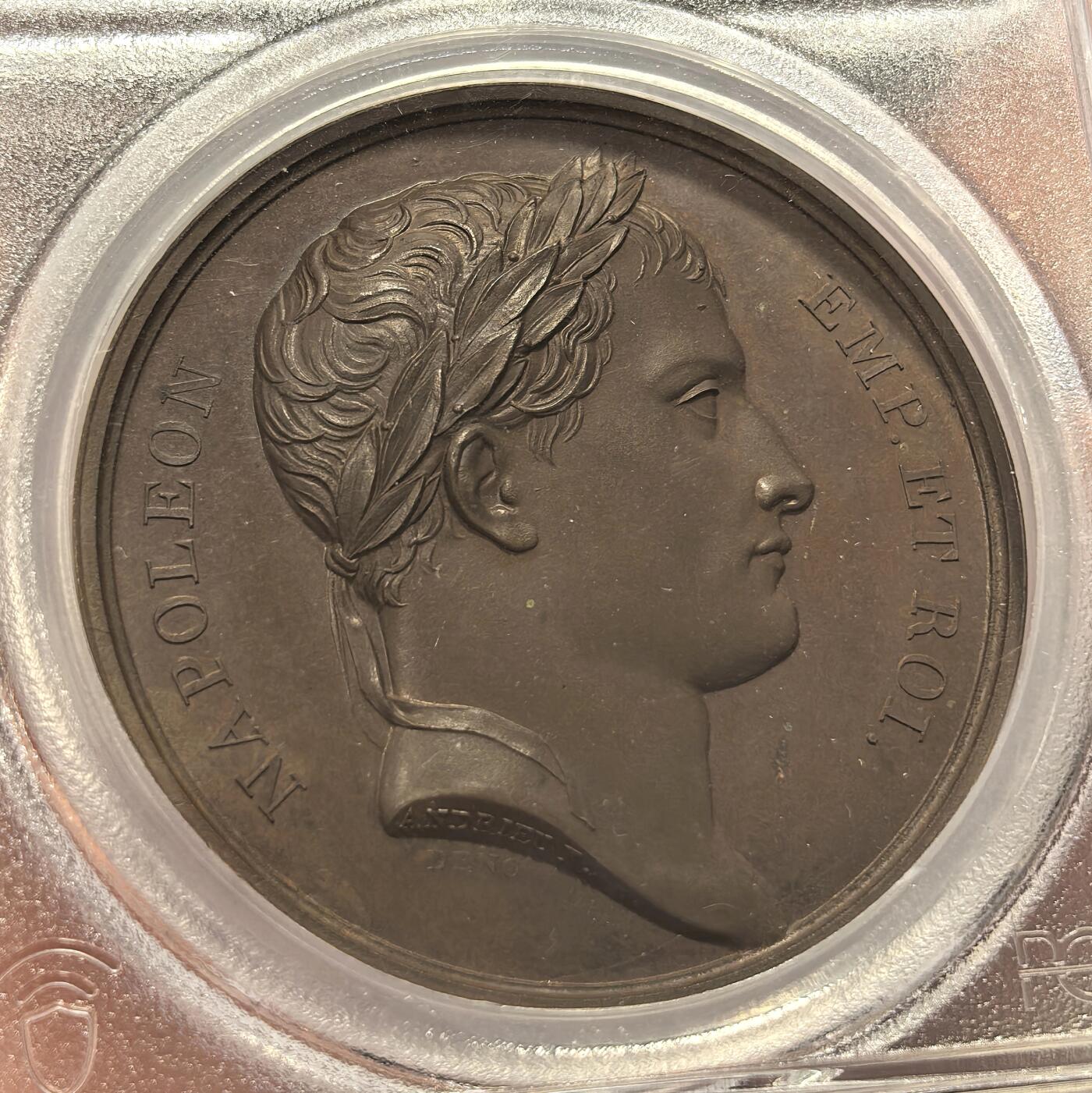 博洋堂世界钱币拍卖第154期（全场包邮） PCGS SP64 亚军分！法国1805年拿破仑莱茵军团演说原铸铜章 巴黎造币厂完美巧克力包浆 莱什桥上，拿皇头戴月桂冠身着古罗马战袍，骑着高头大马挥手对他的士兵们作着战前动员，高举长矛盾牌、挥舞鹰旗的士兵们向左前进并向他们的皇帝敬礼宣誓胜利，胜利女神在上方飞翔，手持羽毛，为拿破仑戴上花环，桥下有河神和瓮，画面丰富生动，现实与神话结合，皇帝威风凛凛，军团士气高昂，仿佛大战一触即发，雕刻细腻，品相完