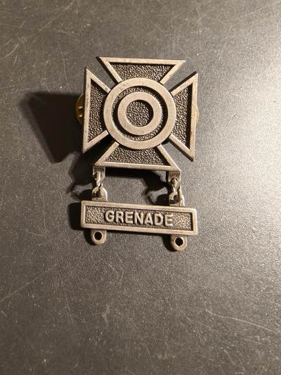 老王徽章第172期 - 美国陆军神射手技能章     手榴弹勋条    带厂标   