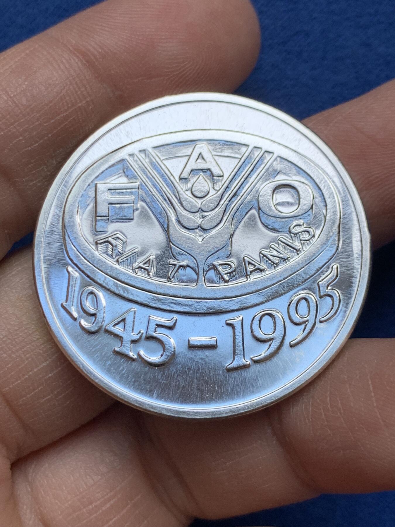 《竞宝斋》第452场 周日，周一 2场连拍 （全场包邮，欢迎送拍） 罗马尼亚1995年联合国粮食及农业组织成立50周年银币 27.5g 925银