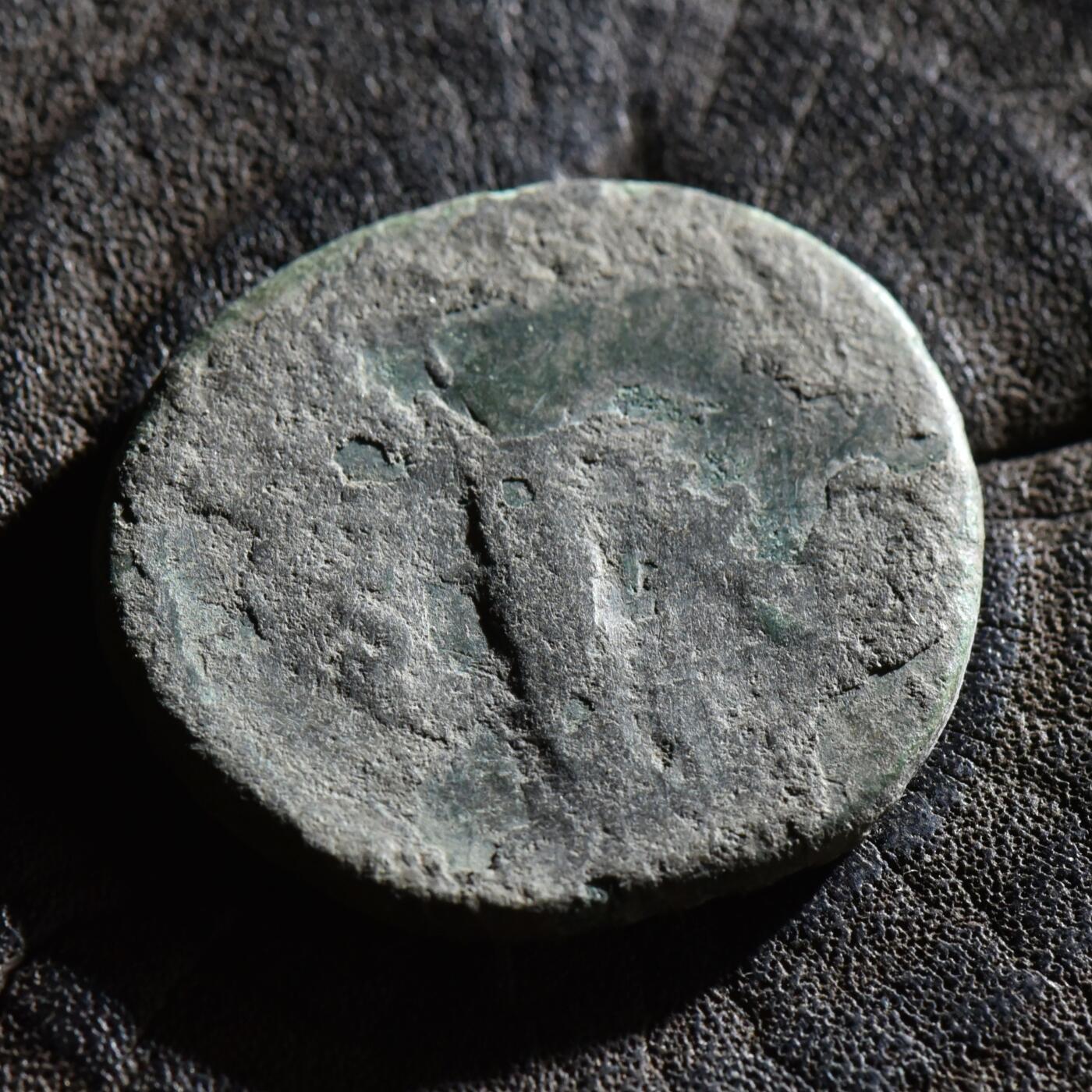 【良泉】第45期【直播场】1月15日晚19.30点开拍！ 208组，西方古代钱币、丝路古珠杂项专场 【古罗马】没查到...【提图斯或图密善】打制，追思韦帕芗的阿斯铜币，9.46克