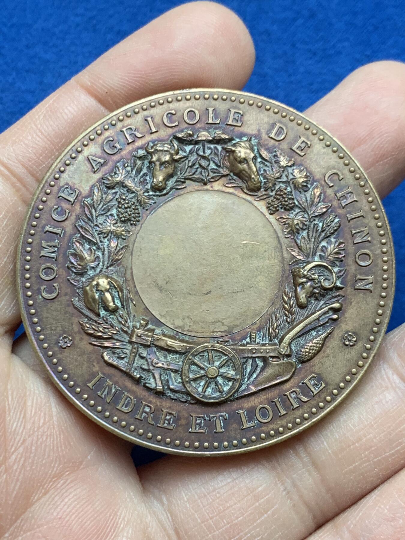 《竞宝斋》第452场 周日，周一 2场连拍 （全场包邮，欢迎送拍） 法国上世纪农业奖章，高浮雕，直径：50.5mm，重量：61.4克。