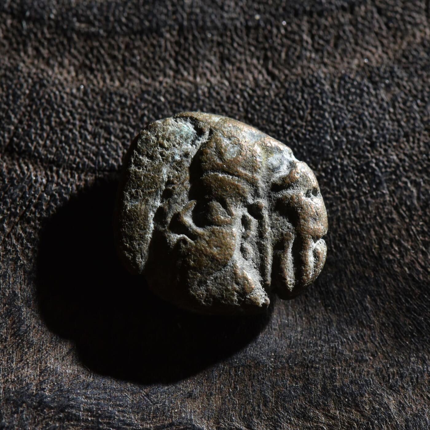 【良泉】第45期【直播场】1月15日晚19.30点开拍！ 208组，西方古代钱币、丝路古珠杂项专场 公元1-2世纪【埃兰】弗拉特斯，背面带有特殊符号。一德拉克马铜币，3.03克