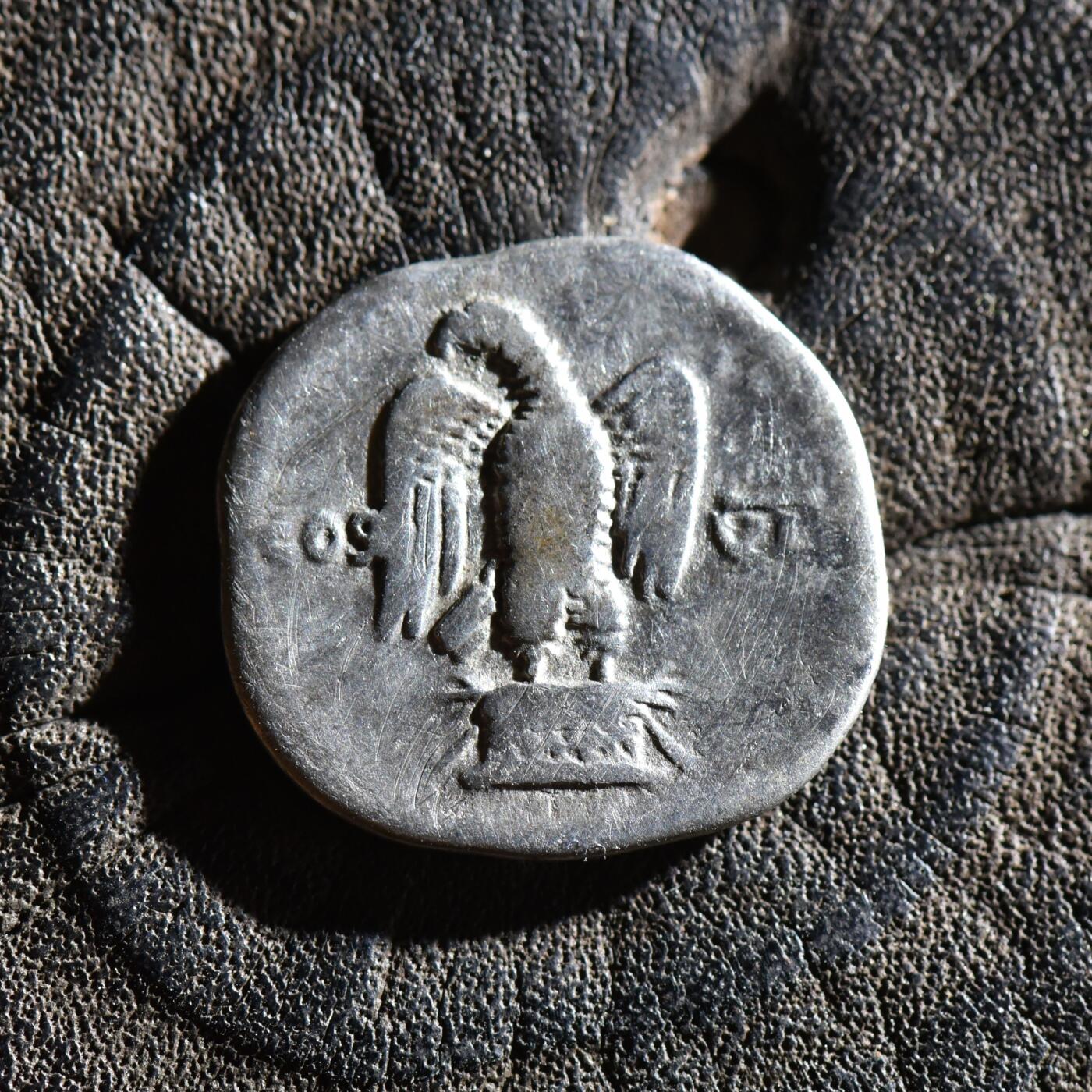 【良泉】第45期【直播场】1月15日晚19.30点开拍！ 208组，西方古代钱币、丝路古珠杂项专场 公元76年【古罗马】 弗拉维王朝第一位皇帝——韦帕芗（正面铭文从右下角逆时针反写）背立鹰，第纳尔银币，2.9克