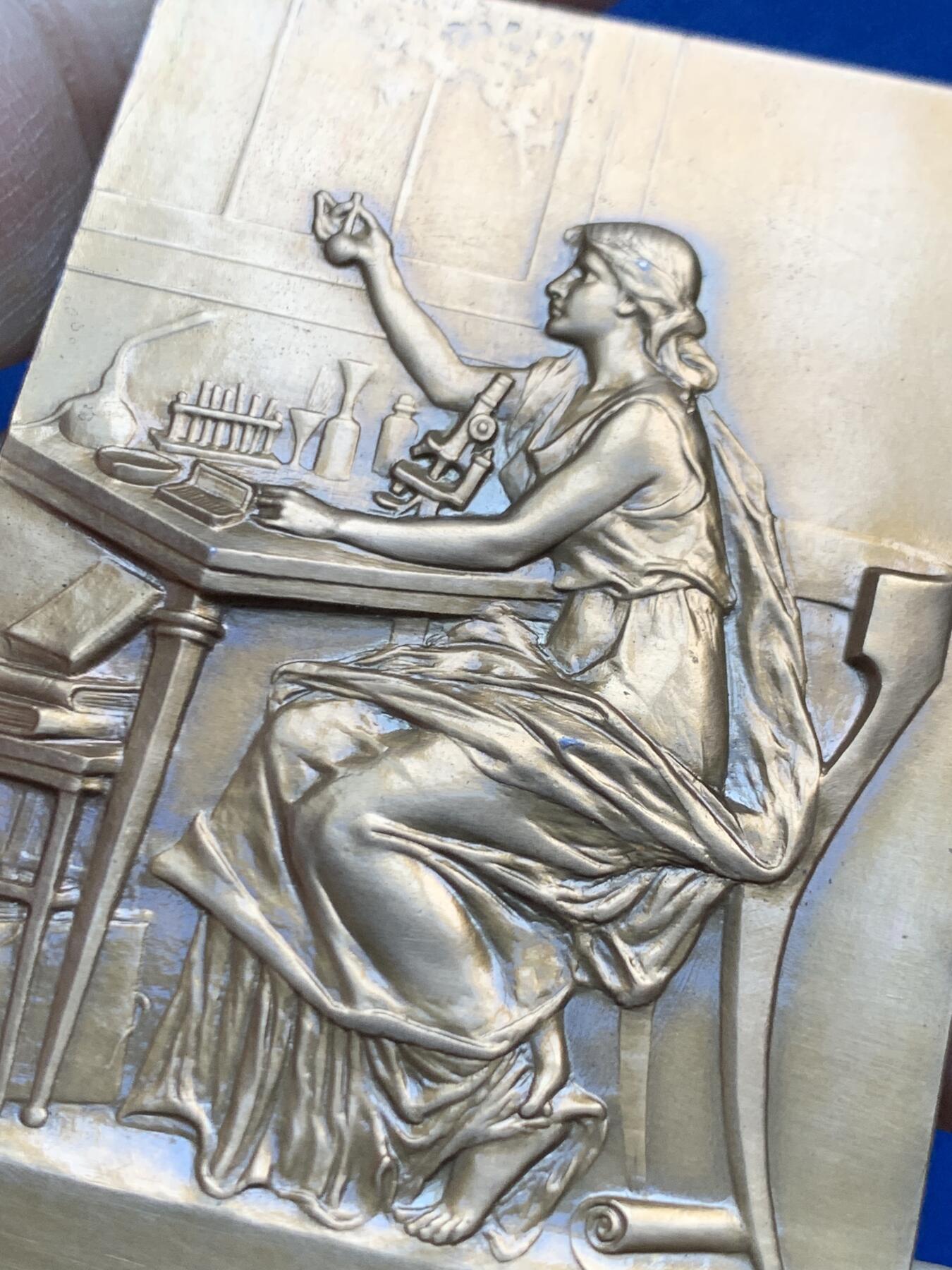 《竞宝斋》第452场 周日，周一 2场连拍 （全场包邮，欢迎送拍） 名家名作1895年路易巴斯德纪念铜质方章 124.2克 72.8*51.5mm 丰饶角铜标