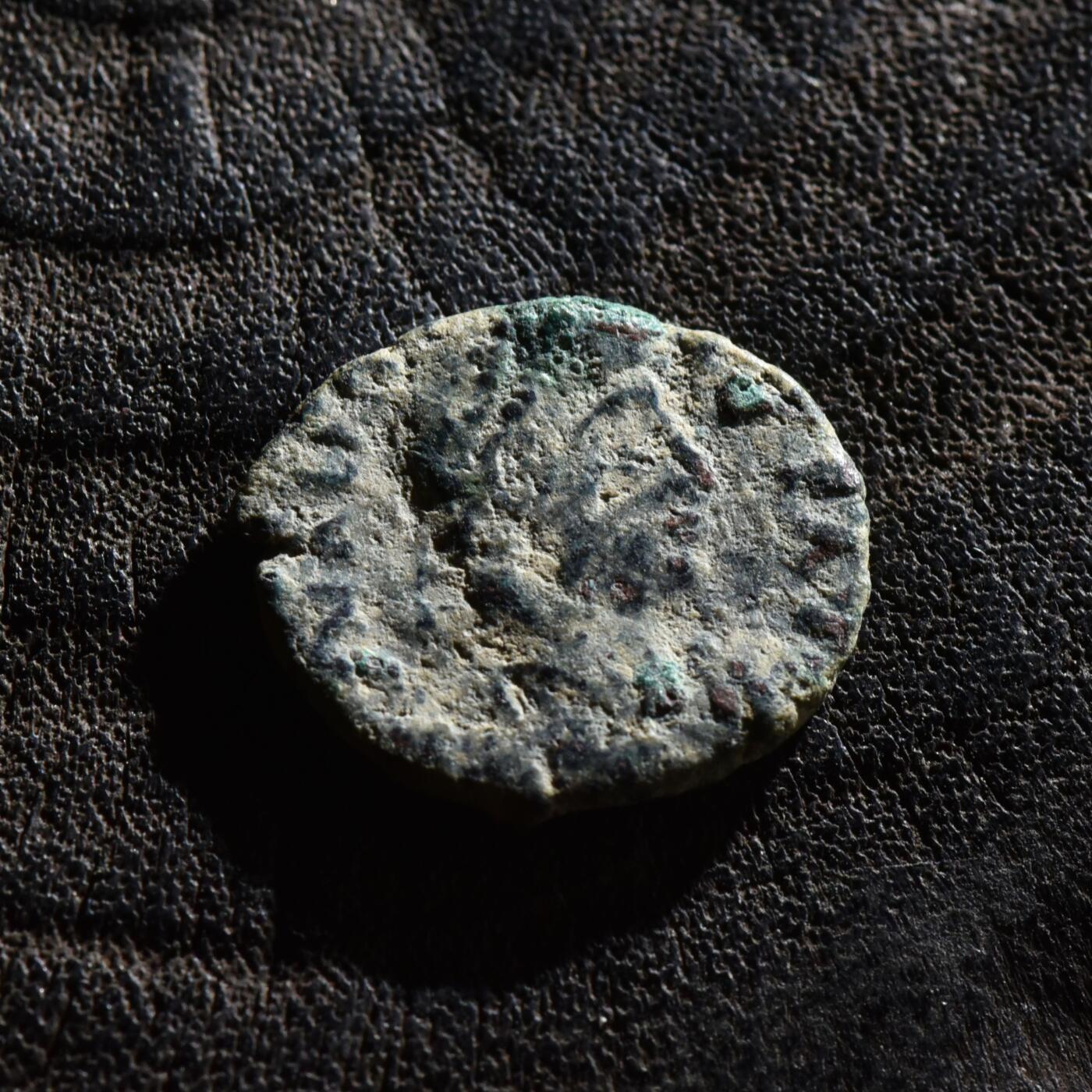 【良泉】第45期【直播场】1月15日晚19.30点开拍！ 208组，西方古代钱币、丝路古珠杂项专场 【微型】公元383-388年【古罗马】瓦伦丁尼安二世，皇帝抓俘虏铜币，1.9克