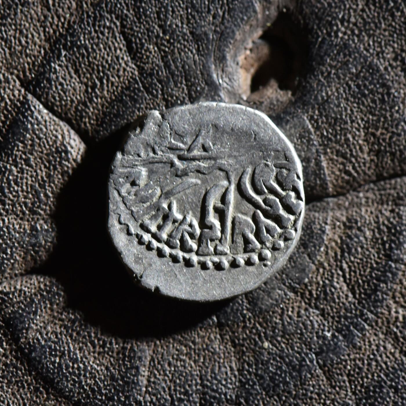 【良泉】第45期【直播场】1月15日晚19.30点开拍！ 208组，西方古代钱币、丝路古珠杂项专场 公元3世纪【西郡太守】西萨特拉普王朝，婆罗米文，背三拱佛丘、星月银币，2.35克