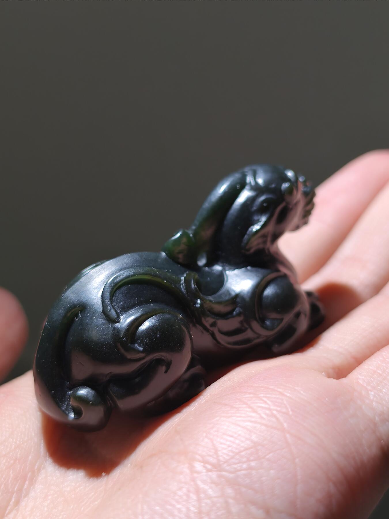 星盘世界钱币2026一月十日新年古典精品大拍 精彩纷呈 精品！当代和田玉且末黑青瑞兽，无结构极品细料长度64毫米，宽度31毫米，非常油润，克重大68.9克