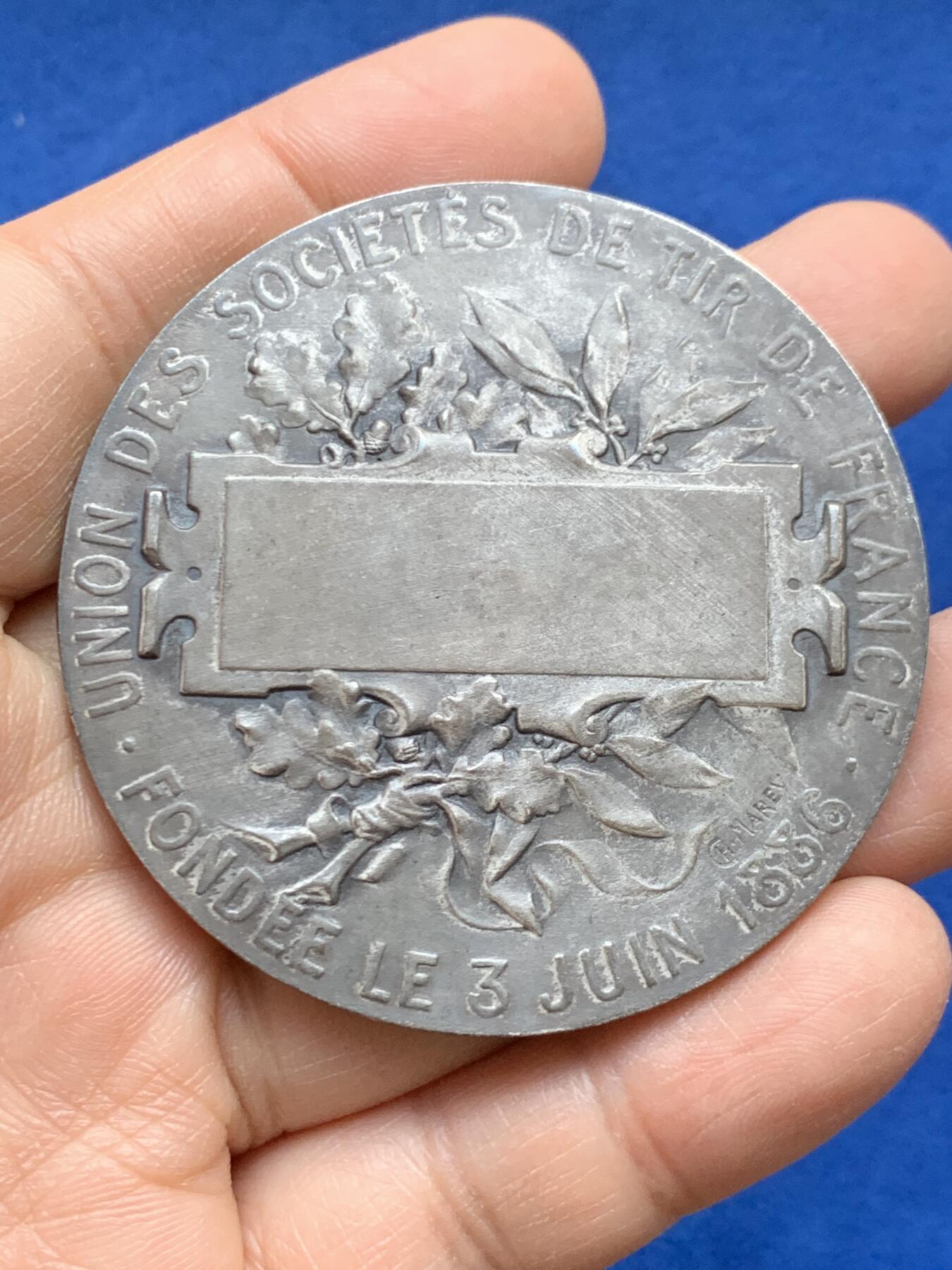 《竞宝斋》第452场 周日，周一 2场连拍 （全场包邮，欢迎送拍） 1886年法国射击节镀银铜章 79.9克 57.6mm 三角铜标