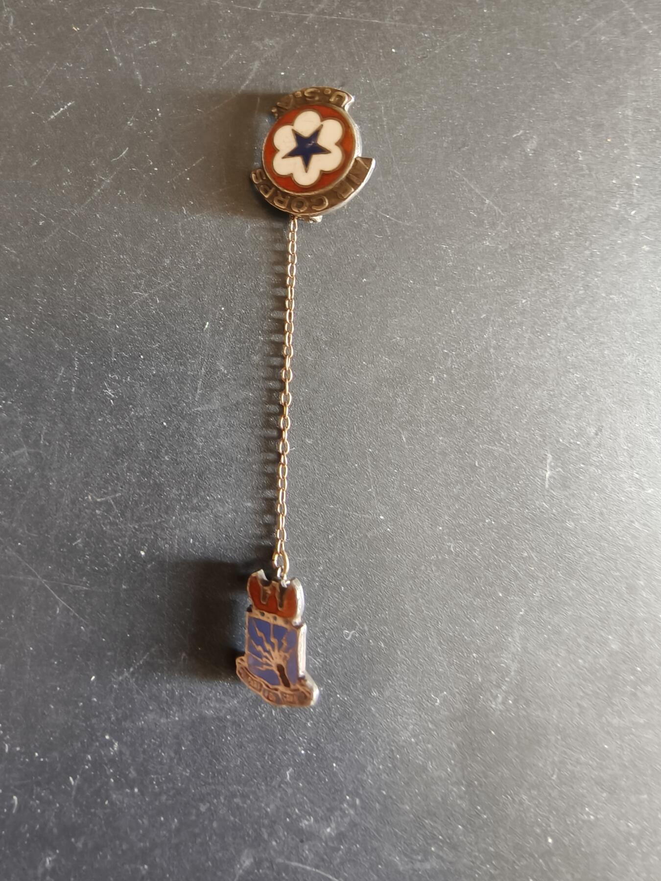 老王徽章第172期 美国陆军航空兵链章    二战时期    铜质珐琅   带厂标