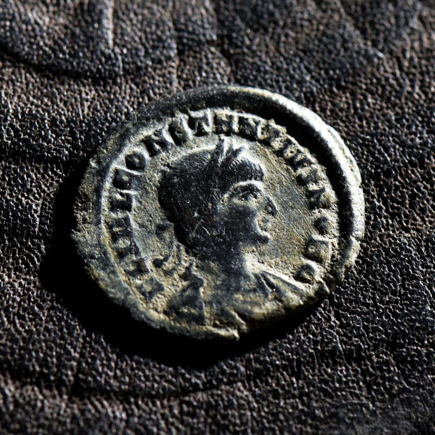 【良泉】第45期【直播场】1月15日晚19.30点开拍！ 208组，西方古代钱币、丝路古珠杂项专场 【美品】公元337-361年【古罗马】君士坦提乌斯二世“士兵军旗”铜币，尼科墨底亚造币厂打制，1.26克