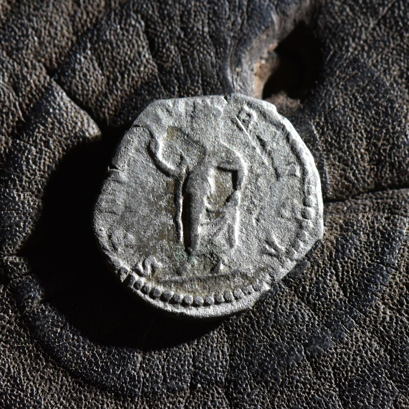 【良泉】第45期【直播场】1月15日晚19.30点开拍！ 208组，西方古代钱币、丝路古珠杂项专场 公元198-199年【古罗马】【暴君】卡拉卡拉幼年像（十岁）凯撒头衔，希望女神斯佩斯拉起裙子下摆，铭文SPES PVBLICA（国家的希望）罗马造币厂打制，第纳尔银币，2.4克