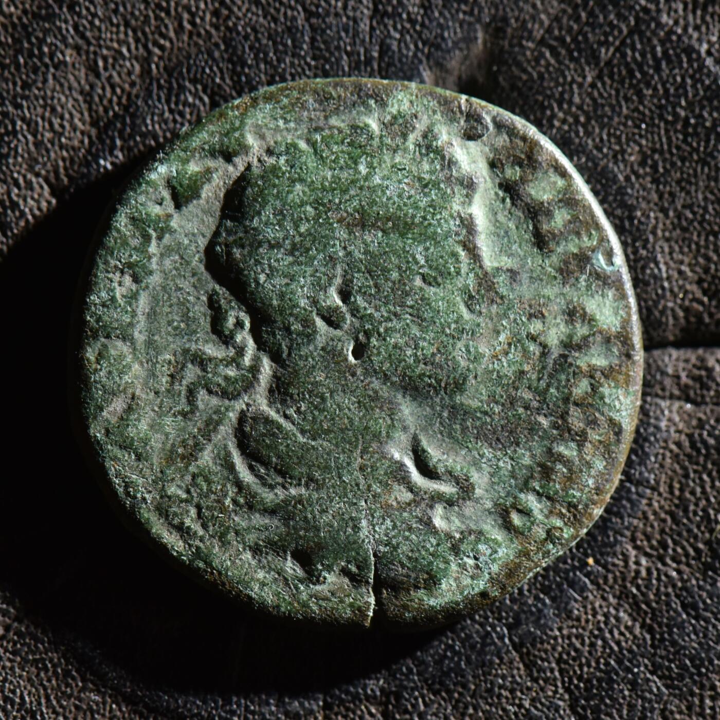 【良泉】第45期【直播场】1月15日晚19.30点开拍！ 208组，西方古代钱币、丝路古珠杂项专场 公元218-222年【古罗马·行省】【马恰诺波里斯】【暴君】埃拉伽巴路斯，神庙大铜币（未见著录）8.7克