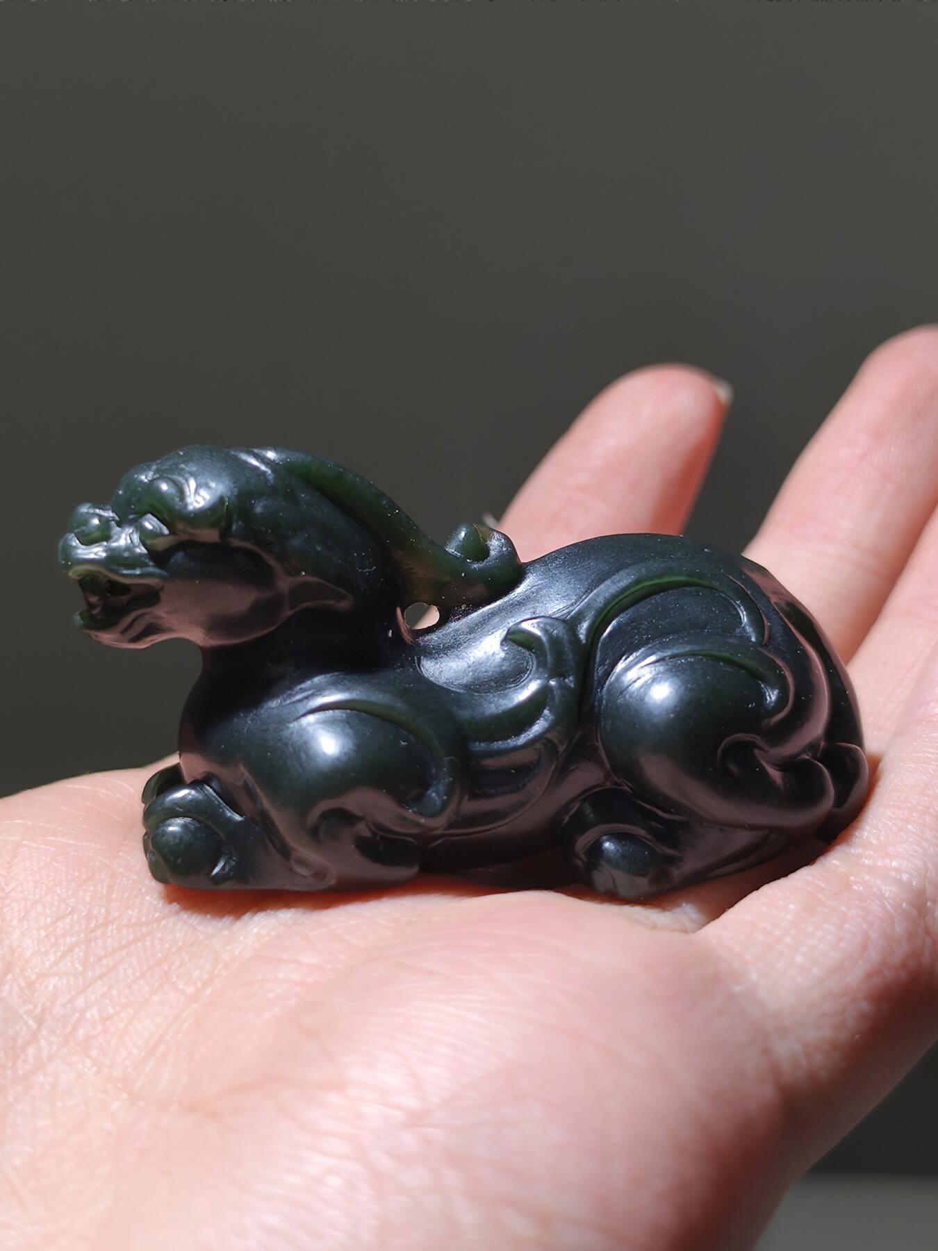 星盘世界钱币2026一月十日新年古典精品大拍 精彩纷呈 精品！当代和田玉且末黑青瑞兽，无结构极品细料长度64毫米，宽度31毫米，非常油润，克重大68.9克