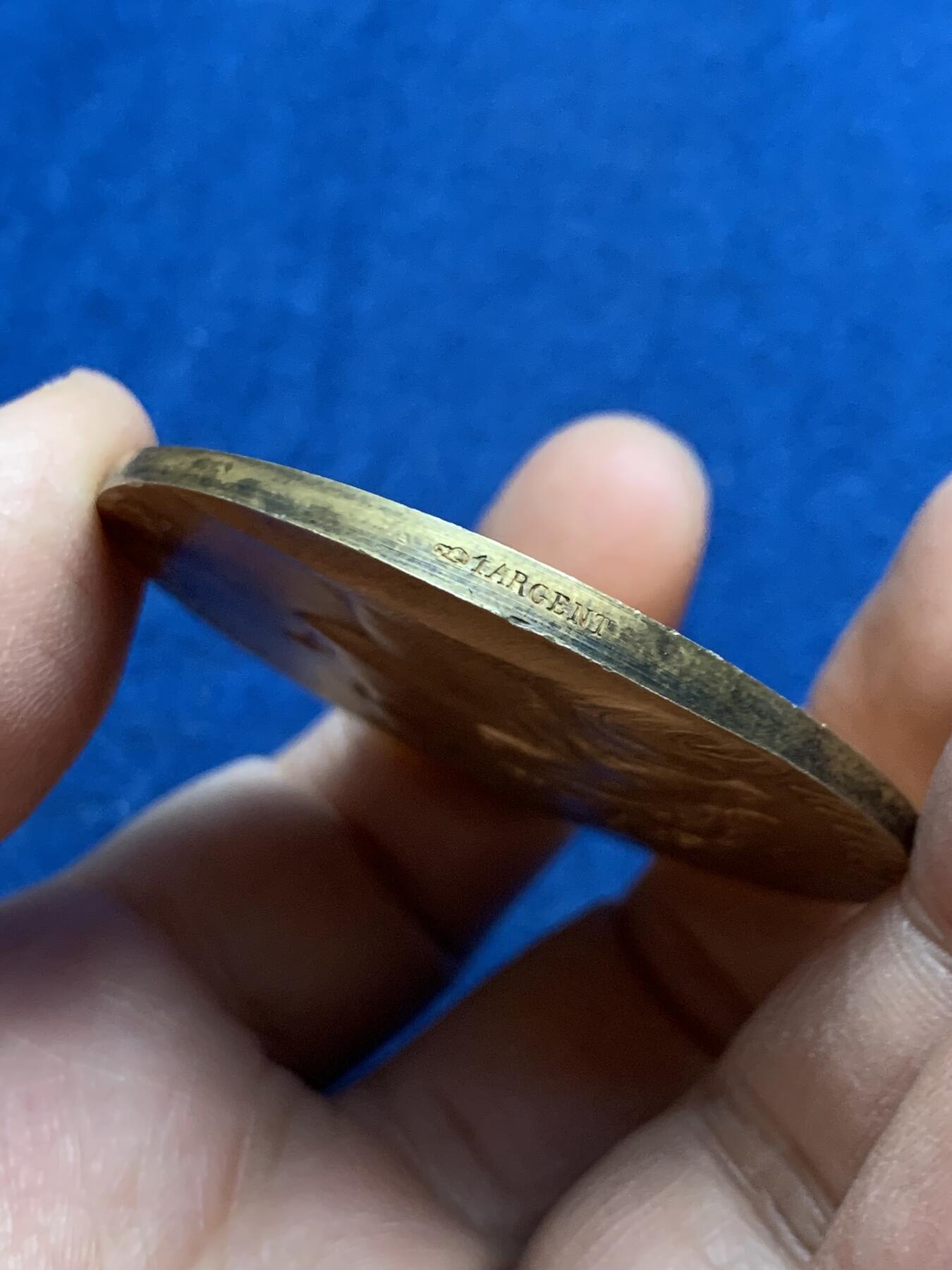 《竞宝斋》第452场 周日，周一 2场连拍 （全场包邮，欢迎送拍） 法国战争部长颁发射击比赛镀金大银章 64.8克 50mm 丰饶角1银标 带盒