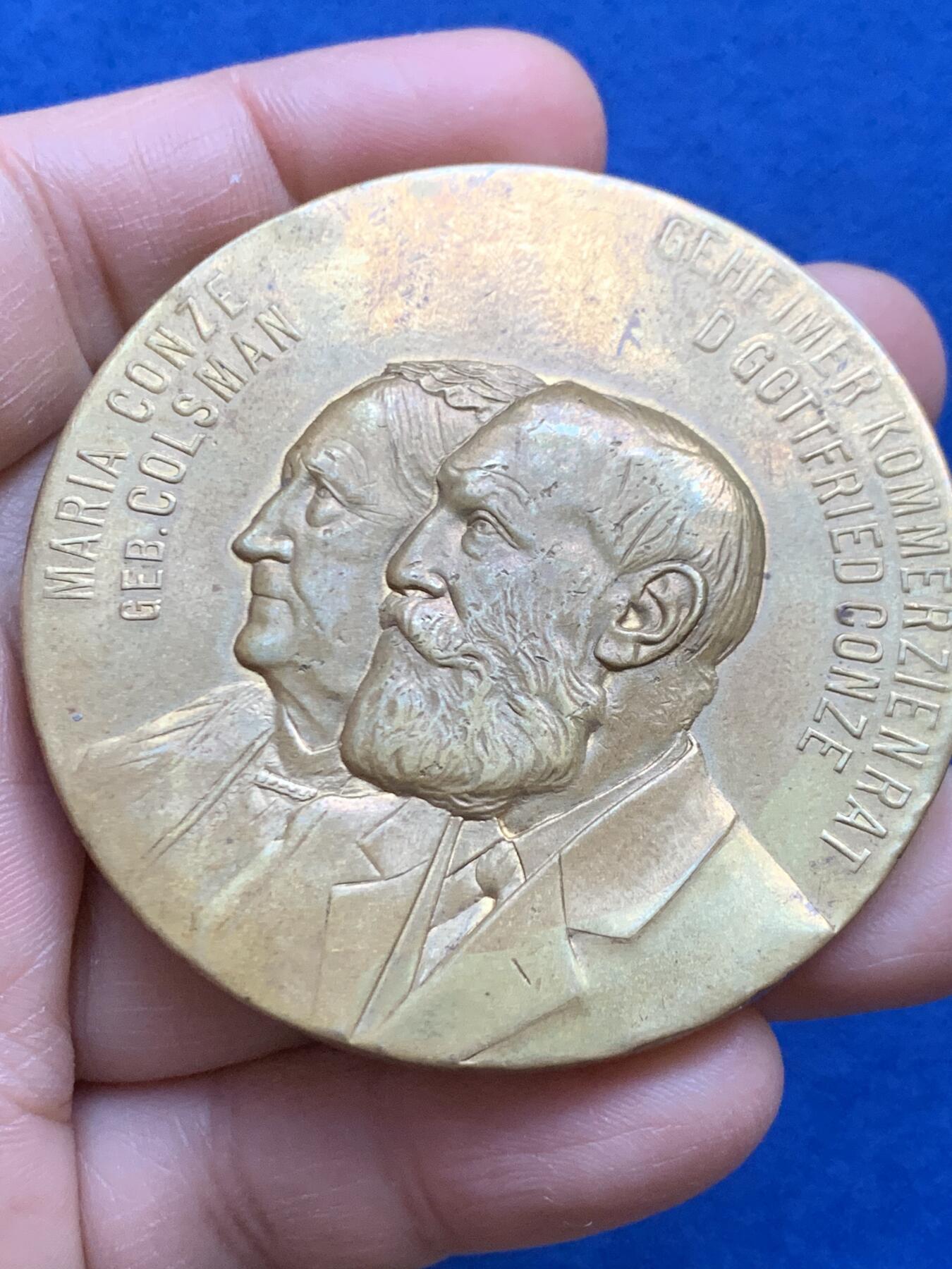 《竞宝斋》第452场 周日，周一 2场连拍 （全场包邮，欢迎送拍） 德国1908年50周年金婚纪念章 直径60.2MM 重115.6g 非常少见