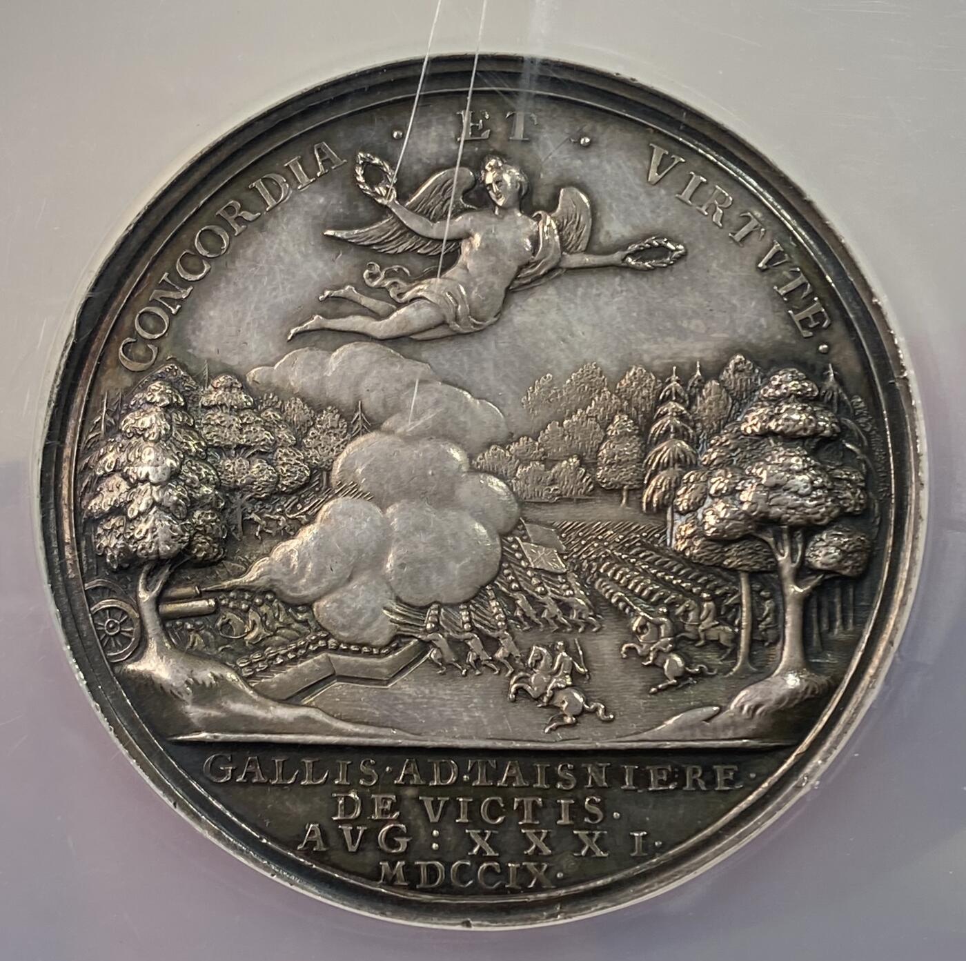 万国钱币拍卖第058期（万国新年大拍） NGC MS61 1709年英国安妮女王马尔普拉奎特战役纪念大银章 不列颠尼亚在天空中祝福军队 左边的发过军队在向进攻中的盟军开炮 宏大的英系早期战争场景刻画 细腻生动的细节刻画令人惊叹 原味黑彩收藏级品质（盒子背面有划痕）