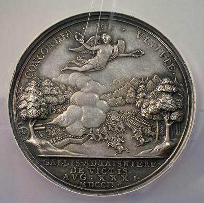 万国钱币拍卖第058期（万国新年大拍） NGC MS61 1709年英国安妮女王马尔普拉奎特战役纪念大银章 不列颠尼亚在天空中祝福军队 左边的发过军队在向进攻中的盟军开炮 宏大的英系早期战争场景刻画 细腻生动的细节刻画令人惊叹 原味黑彩收藏级品质（盒子背面有划痕）