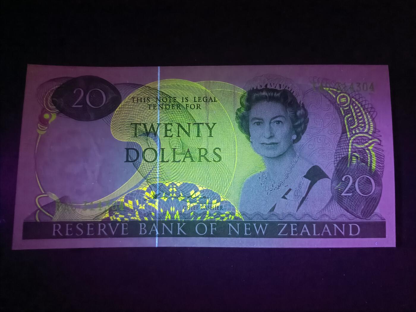 2026首期，总第211期 新西兰1985版20元UNC-，中年女王和鸽子