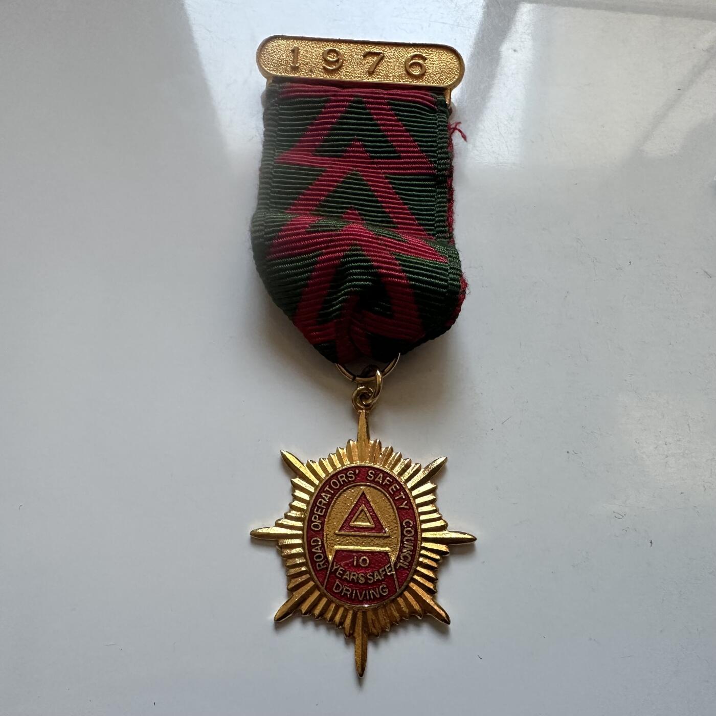 🌹外币初藏🌹🐯2025年第147场  每周二四六晚8️⃣点 接代拍 英国皇家事故预防协会1976年颁发的10年安全驾驶竞赛奖章 黄铜配红珐琅