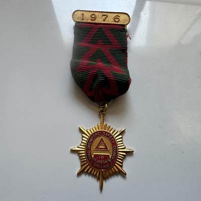 🌹外币初藏🌹🐯2025年第147场  每周二四六晚8️⃣点 接代拍 - 英国皇家事故预防协会1976年颁发的10年安全驾驶竞赛奖章 黄铜配红珐琅