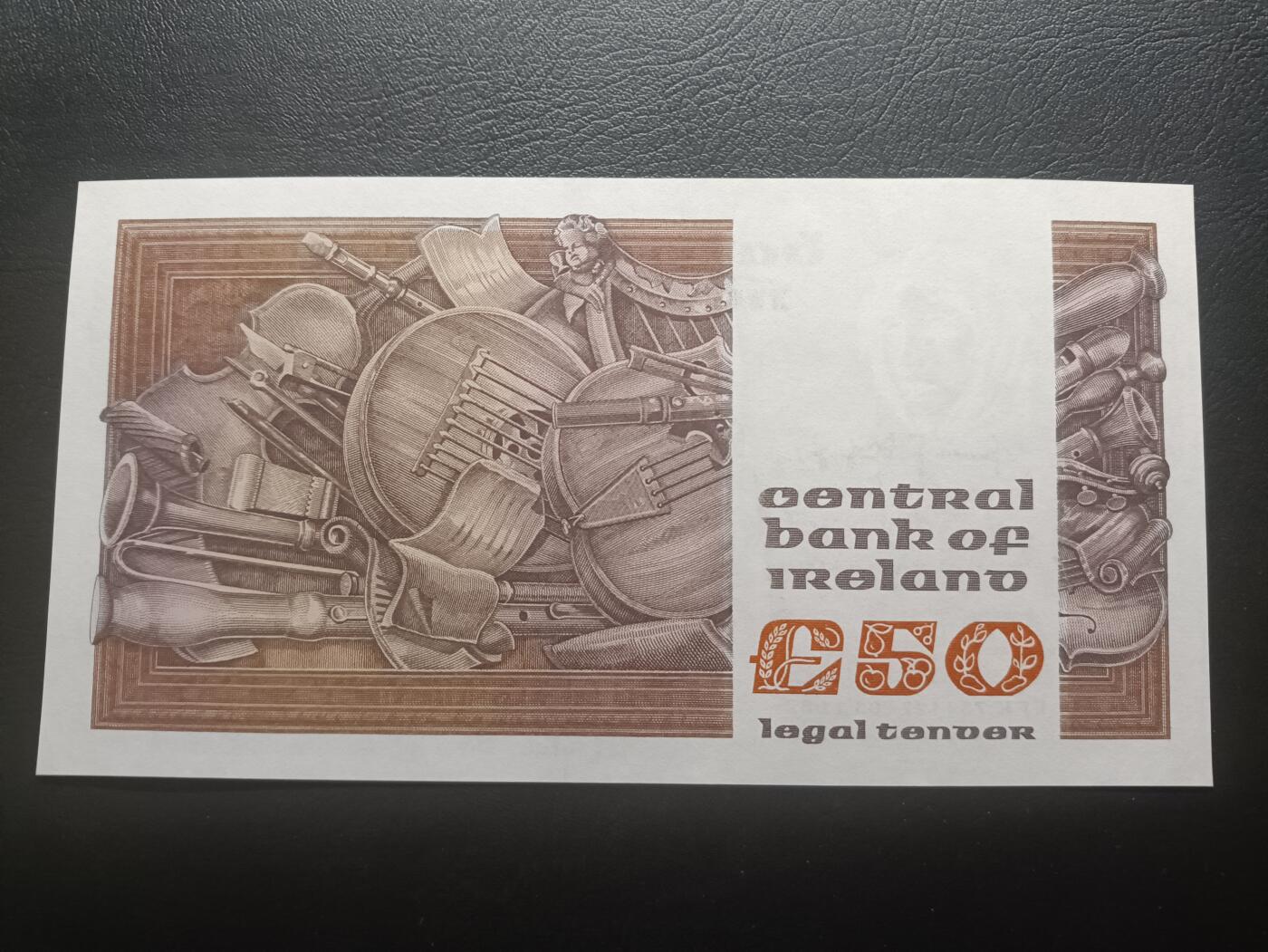 2026首期，总第211期 爱尔兰1982年50镑UNC，主题肖像是16世纪的盲人竖琴演奏家奥卡罗兰和周围聆听的人群，作为爱尔兰象征之一的竖琴也当之无愧的登上了此版本最大面值的钞票上