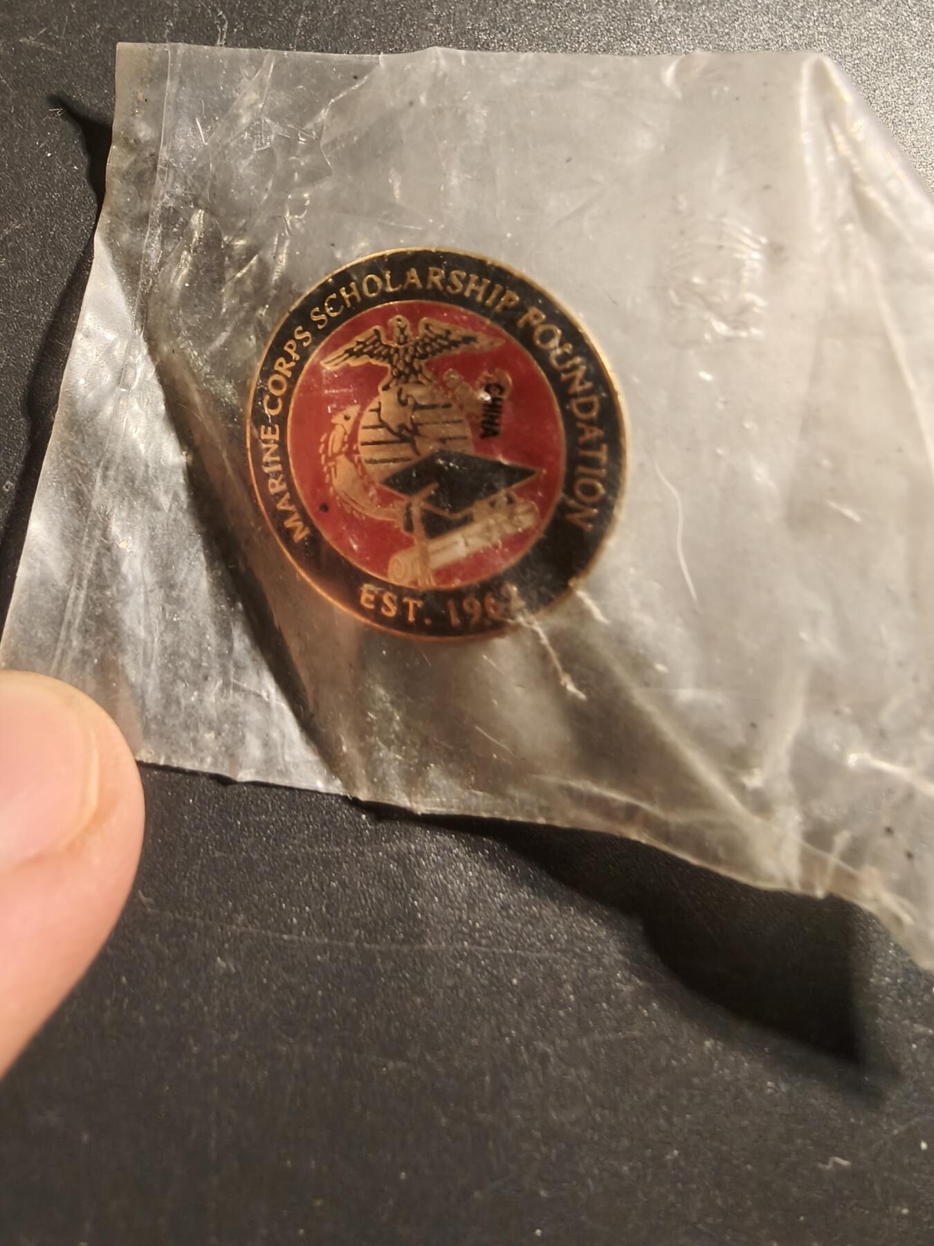 老王徽章第172期 美国海军陆战队奖学金基金会证章    通过为海军陆战队成员及其海军医务兵子女提供奖学金来“纪念海军陆战队”。 