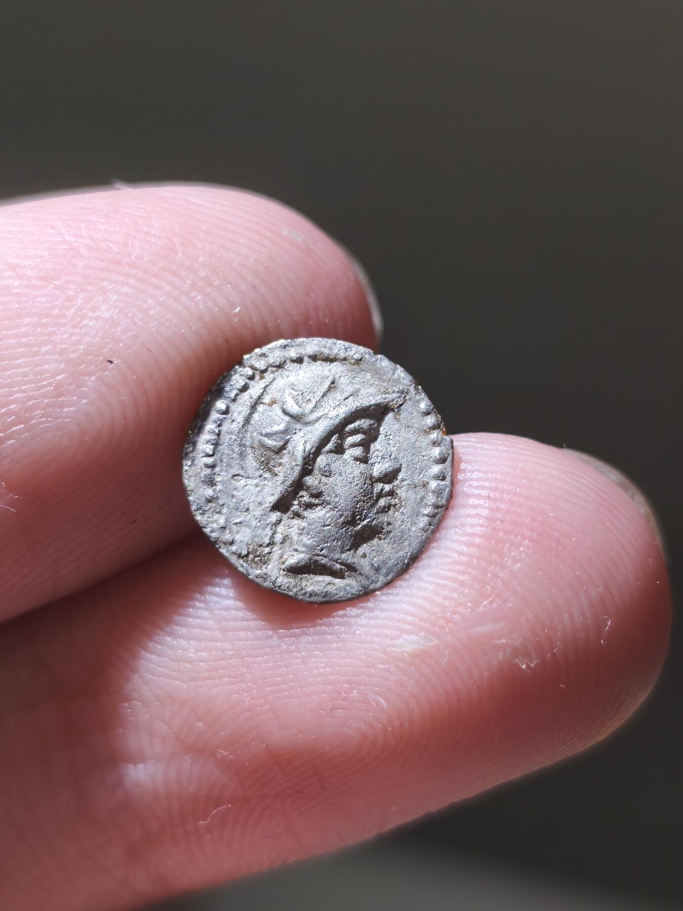 星盘世界钱币2026一月十日新年古典精品大拍 精彩纷呈 极品！巴克特里亚欧克拉提德斯一奥波银币，这枚银币高点全在，虽表面略有腐蚀，但是打制极其清晰完美，属于巴克特里亚奥波中千里挑一的极美品了