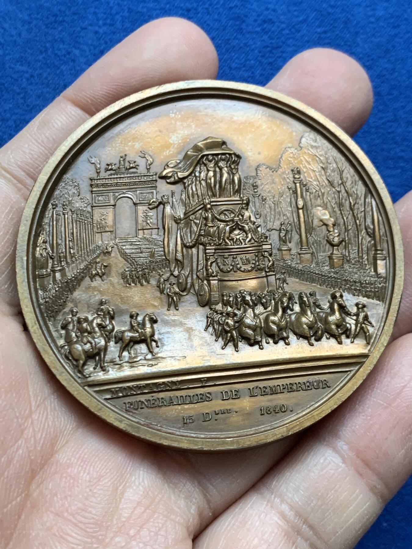 《竞宝斋》第452场 周日，周一 2场连拍 （全场包邮，欢迎送拍） 法国1840年拿破仑巴黎葬礼大型铜章，场面刻画恢弘大气，在后铸版本里细节体现已经非常好了，直径58.5mm，重105克，带盒