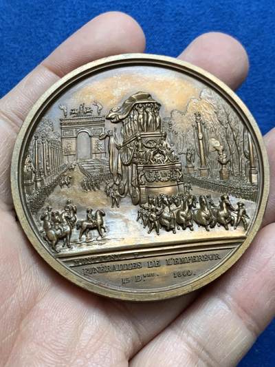 《竞宝斋》第452场 周日，周一 2场连拍 （全场包邮，欢迎送拍） - 法国1840年拿破仑巴黎葬礼大型铜章，场面刻画恢弘大气，在后铸版本里细节体现已经非常好了，直径58.5mm，重105克，带盒