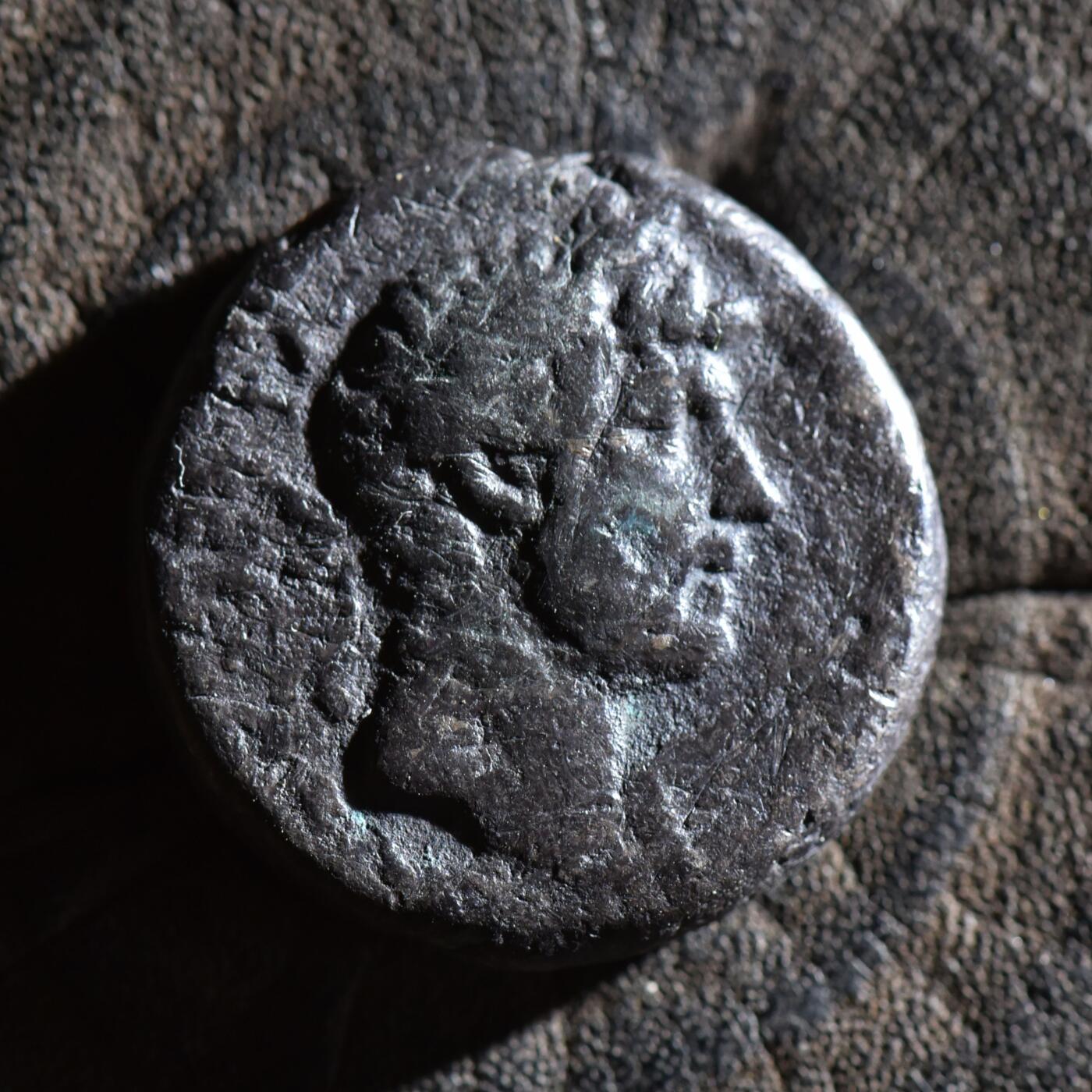 【良泉】第45期【直播场】1月15日晚19.30点开拍！ 208组，西方古代钱币、丝路古珠杂项专场 【藏家出品A】非常少！公元137-138年，埃及行省，哈德良在位第22年打制，盗火的普罗米修斯的妻子-预知女神普罗诺亚，手持凤凰和权杖，四德拉克马，亚历山大港造币厂，7.02克