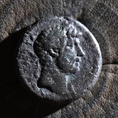 【良泉】第45期【直播场】1月15日晚19.30点开拍！ 208组，西方古代钱币、丝路古珠杂项专场 - 【藏家出品A】非常少！公元137-138年，埃及行省，哈德良在位第22年打制，盗火的普罗米修斯的妻子-预知女神普罗诺亚，手持凤凰和权杖，四德拉克马，亚历山大港造币厂，7.02克