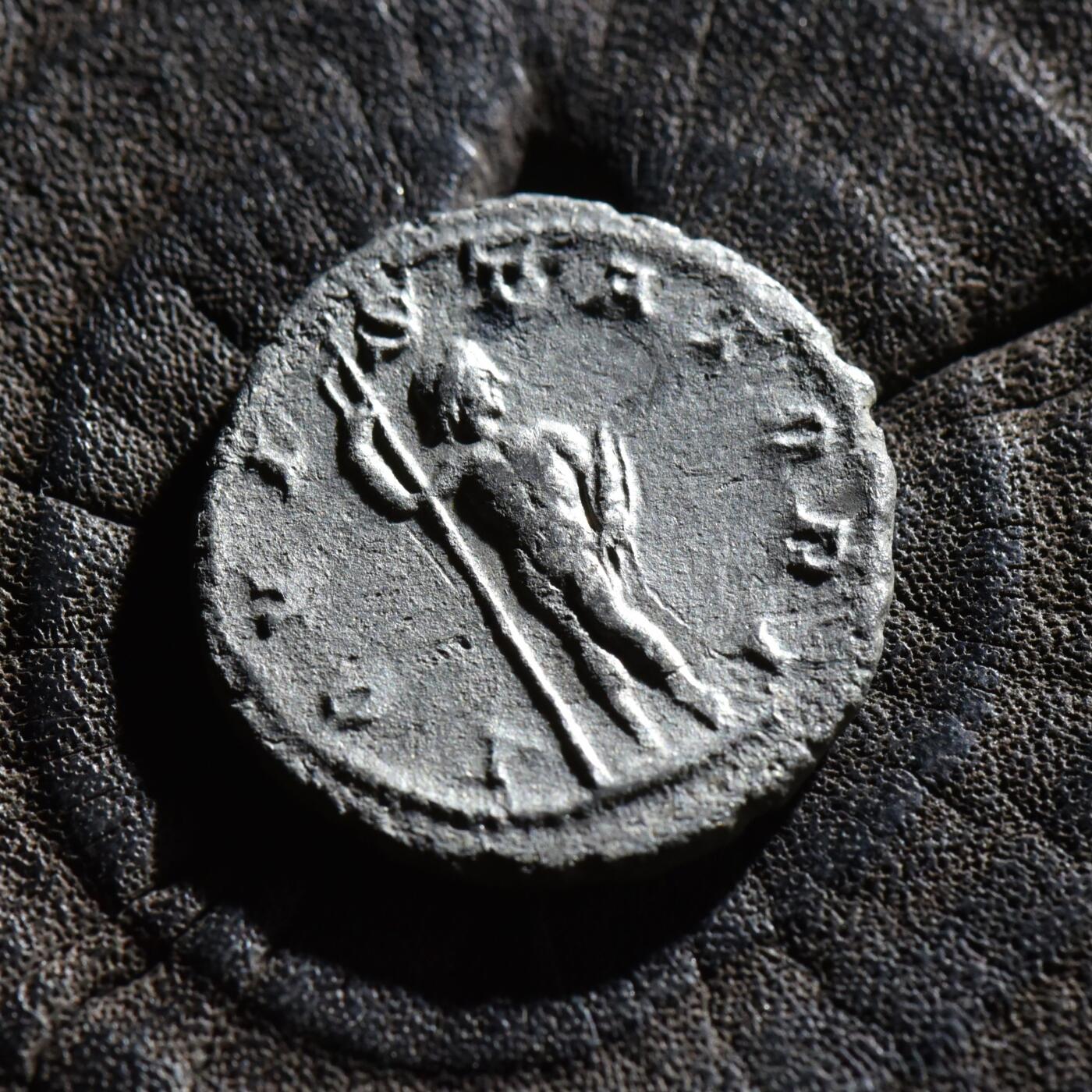 【良泉】第45期【直播场】1月15日晚19.30点开拍！ 208组，西方古代钱币、丝路古珠杂项专场 公元238-244年【古罗马】戈尔迪安三世，背朱庇特手持权杖和雷霆，铭文IOVI STATORI（献给守护神朱庇特）安敦尼银币，2.85克